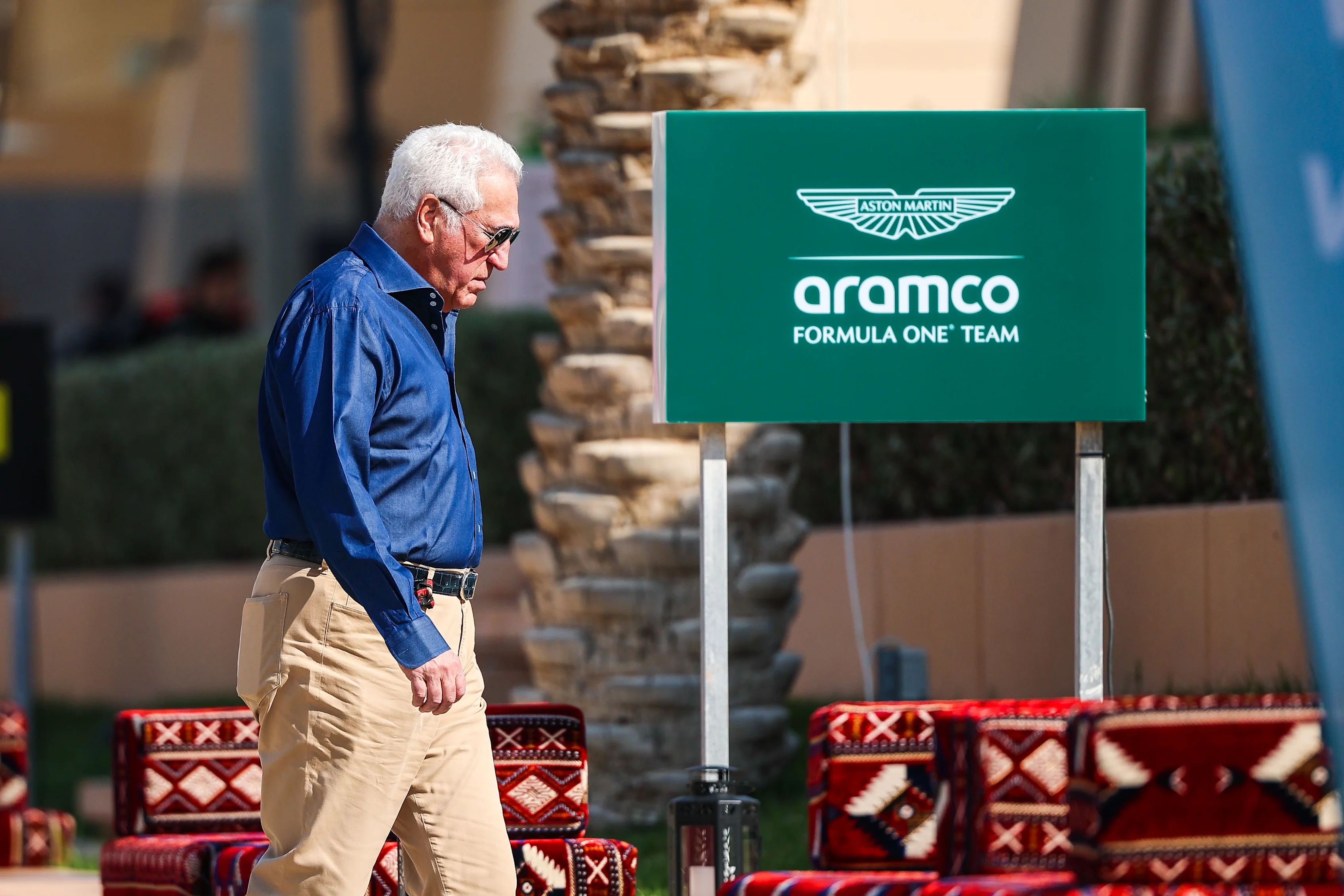 BAHREIN, BAHREIN - 20 DE FEBRERO: El presidente ejecutivo de Aston Martin, Lawrence Stroll, camina en el