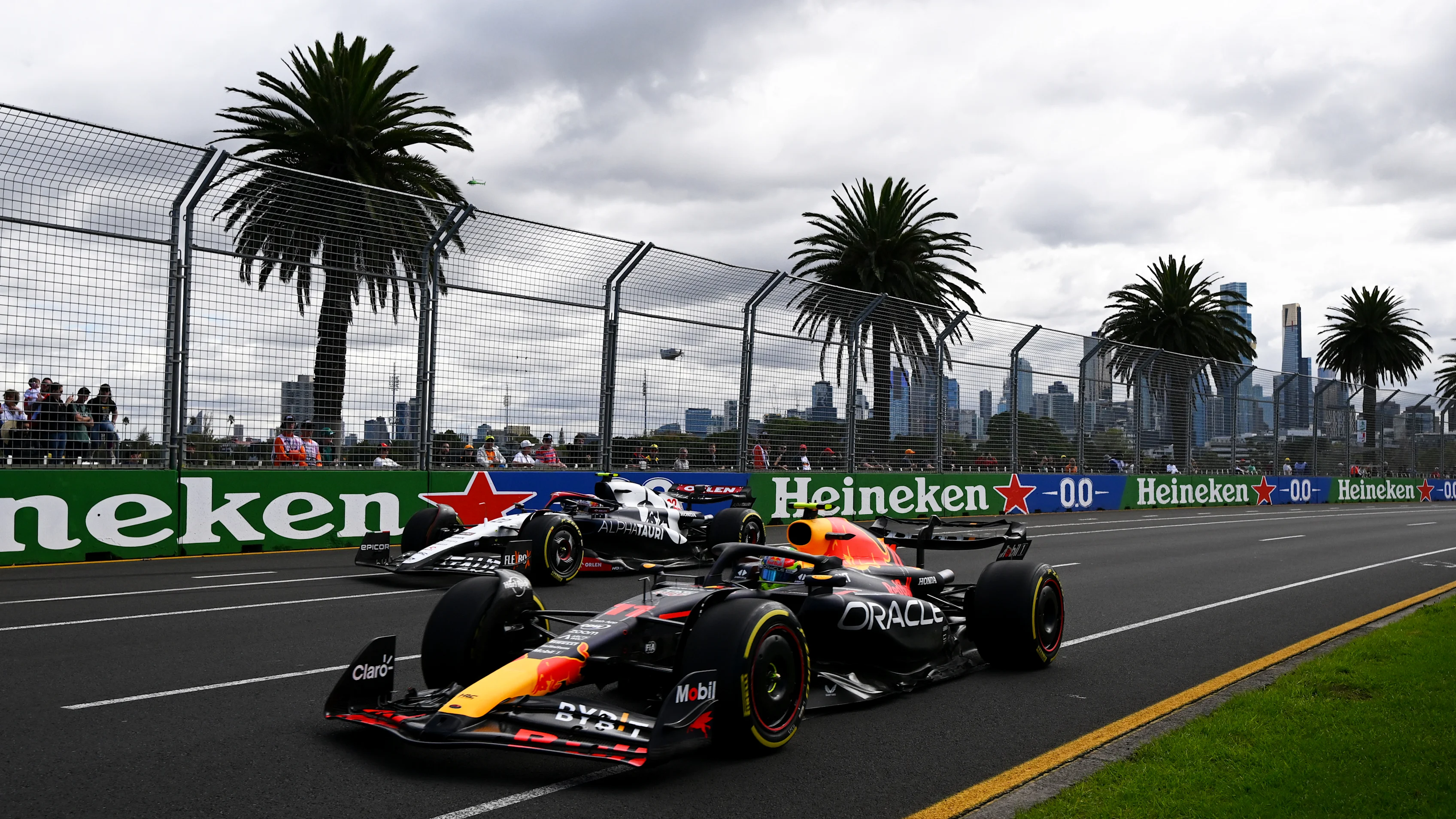 MELBOURNE, AUSTRALIA - MARCH 31: Nyck de Vries of Netherlands driving the (21) Scuderia AlphaTauri