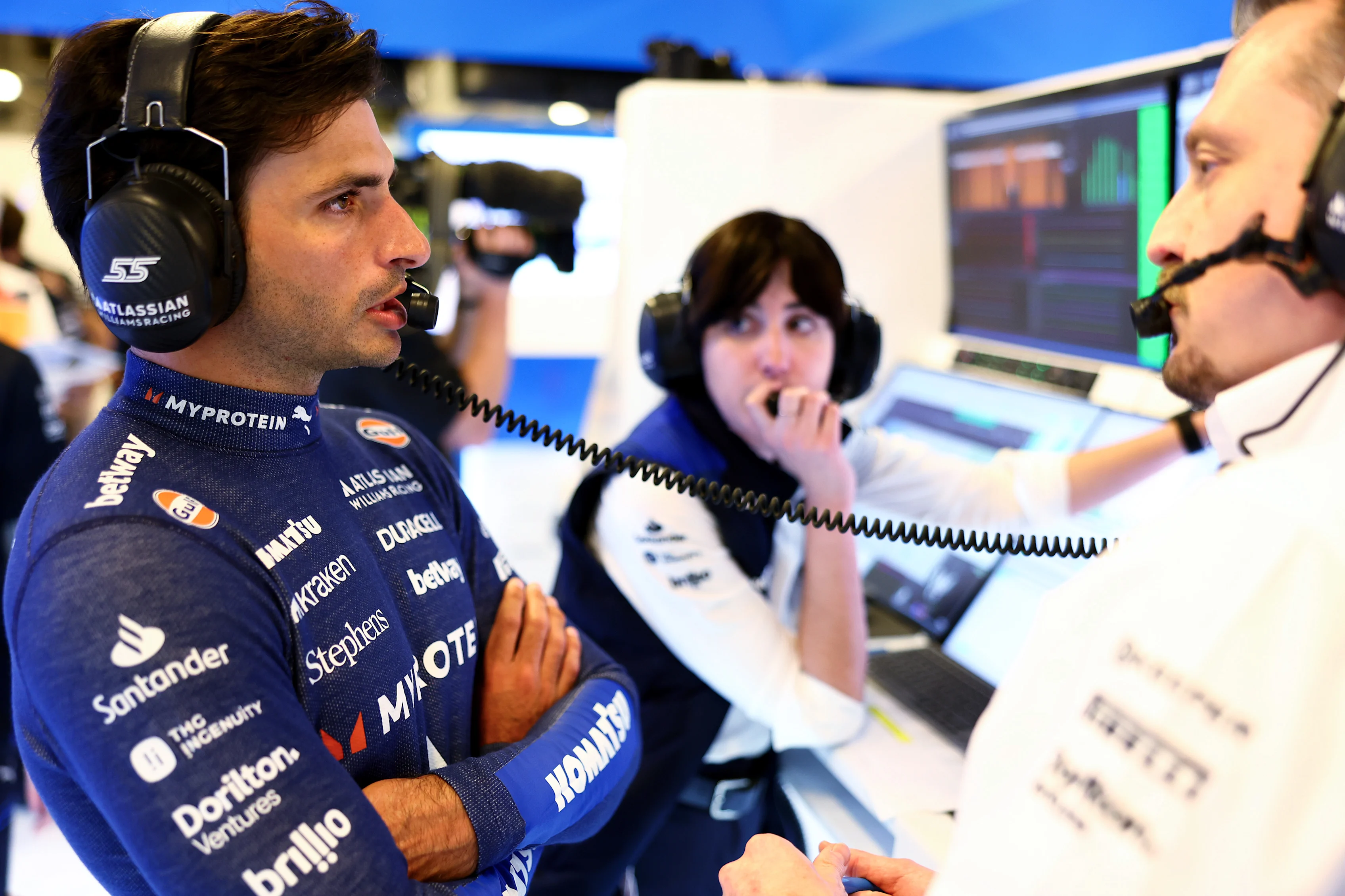 ABU DHABI, UNITED ARAB EMIRATES - DECEMBER 06: Carlos Sainz of Spain and Williams talks with Gaetan