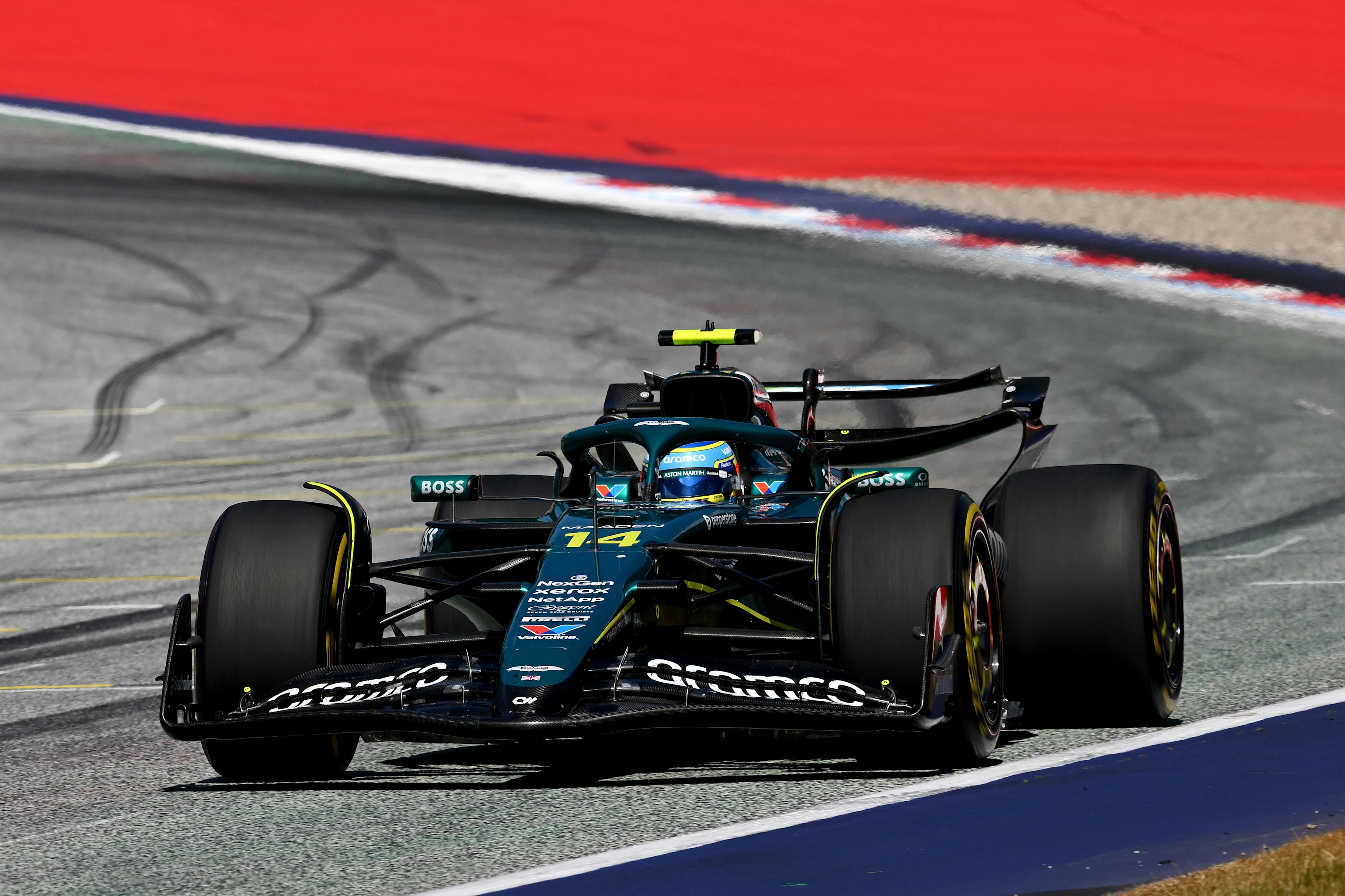 SPIELBERG, AUSTRIA - 29 DE JUNIO: Fernando Alonso de España conduciendo el (14) Aston Martin F1 Team AMR25