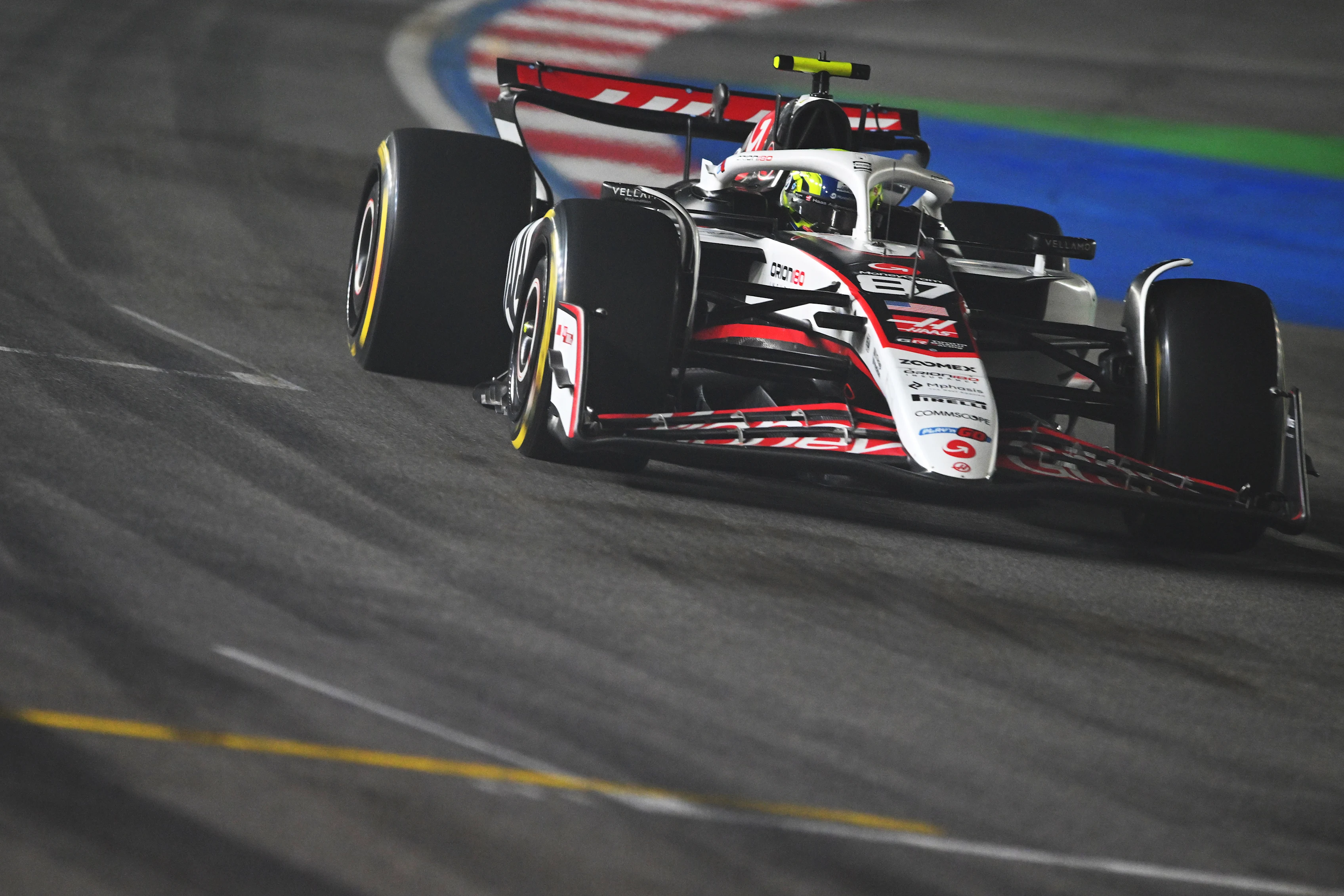 LAS VEGAS, NEVADA - NOVEMBER 22: Oliver Bearman of Great Britain driving the (87) Haas F1 VF-25
