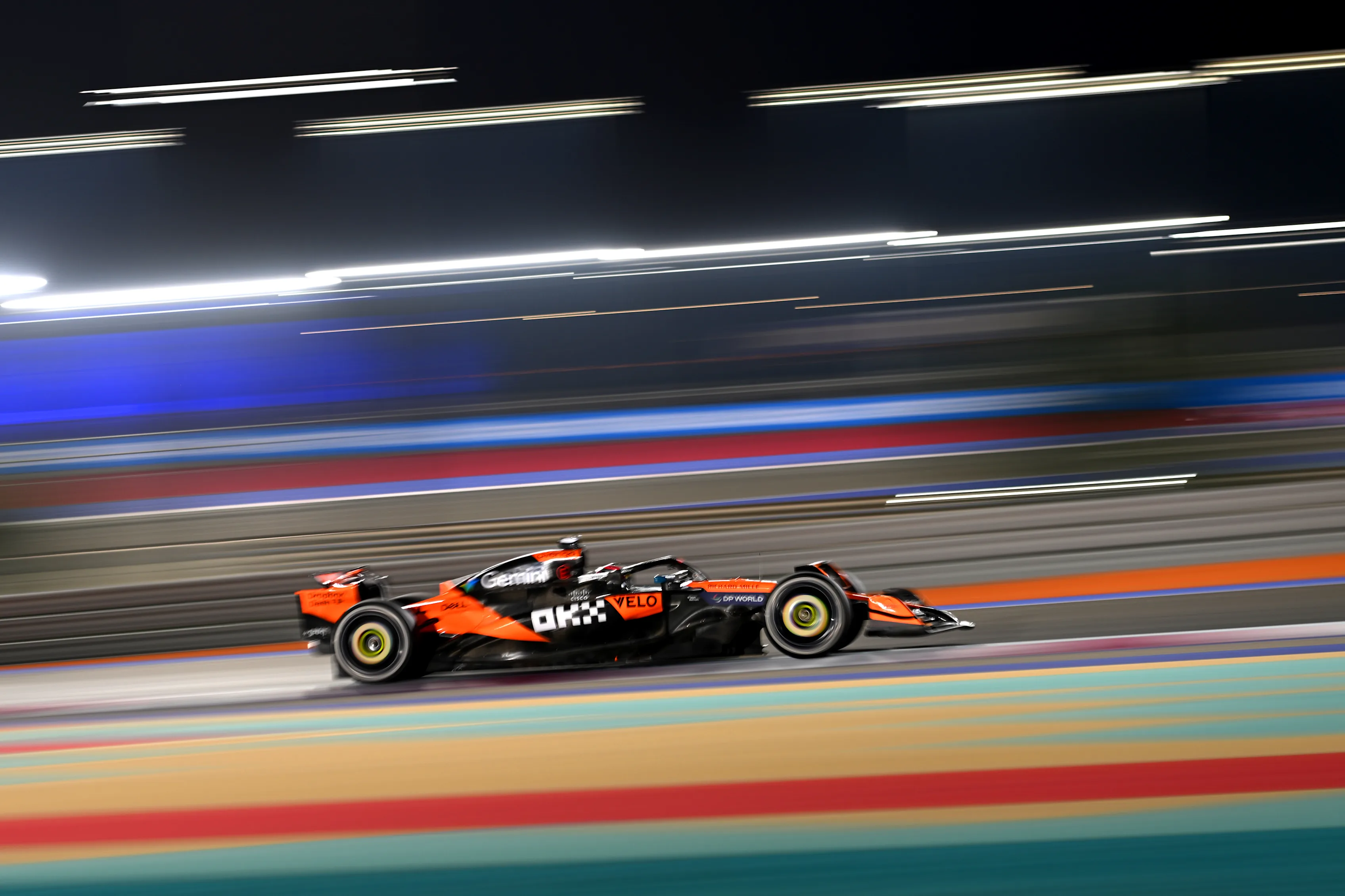 LusAIL City, Katar - 28 Kasım: Avustralyalı Oscar Piastri (81) McLaren MCL39'u kullanıyor