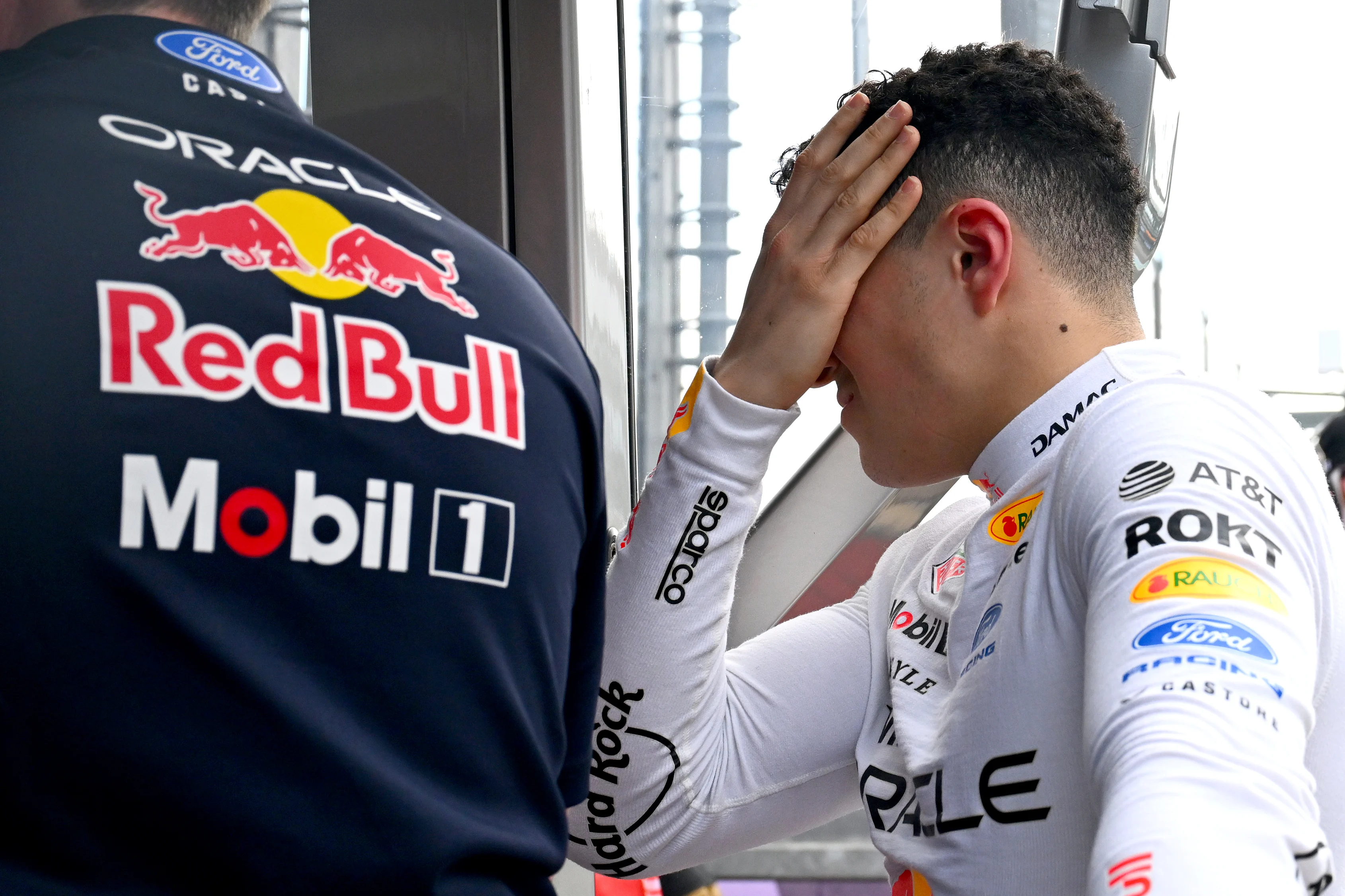 MELBOURNE, AVUSTRALYA - 08 MART: Fransız Isack Hadjar ve Oracle Red Bull Racing pit duvarında