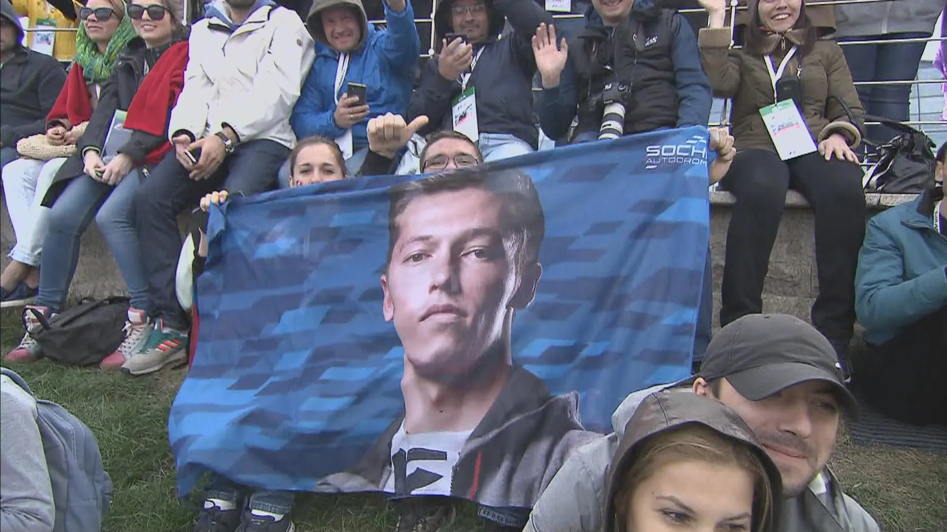 Local fans lend Daniil Kvyat support in Sochi