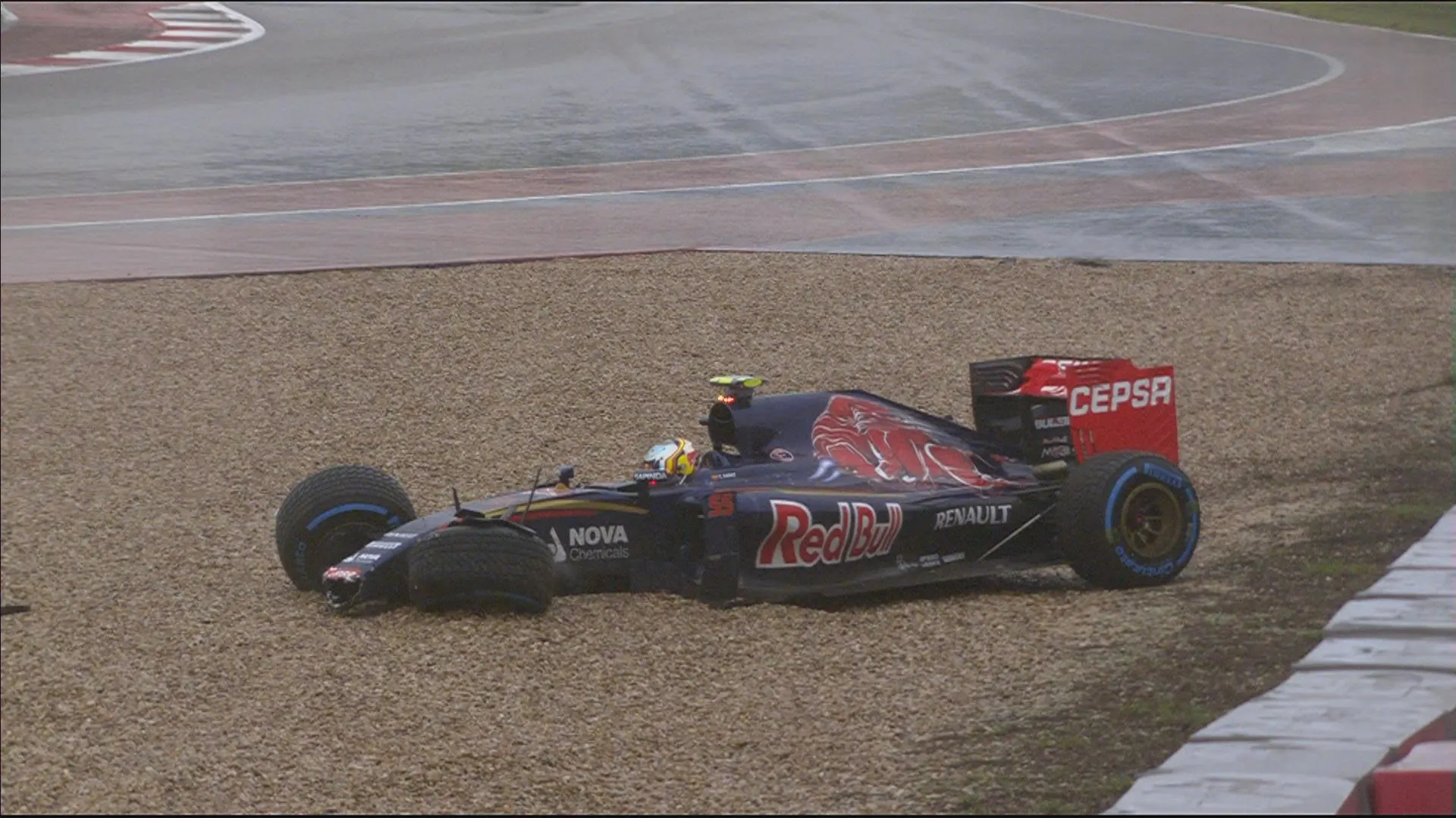 Carlos Sainz crashes bringing out the red flag in Q1