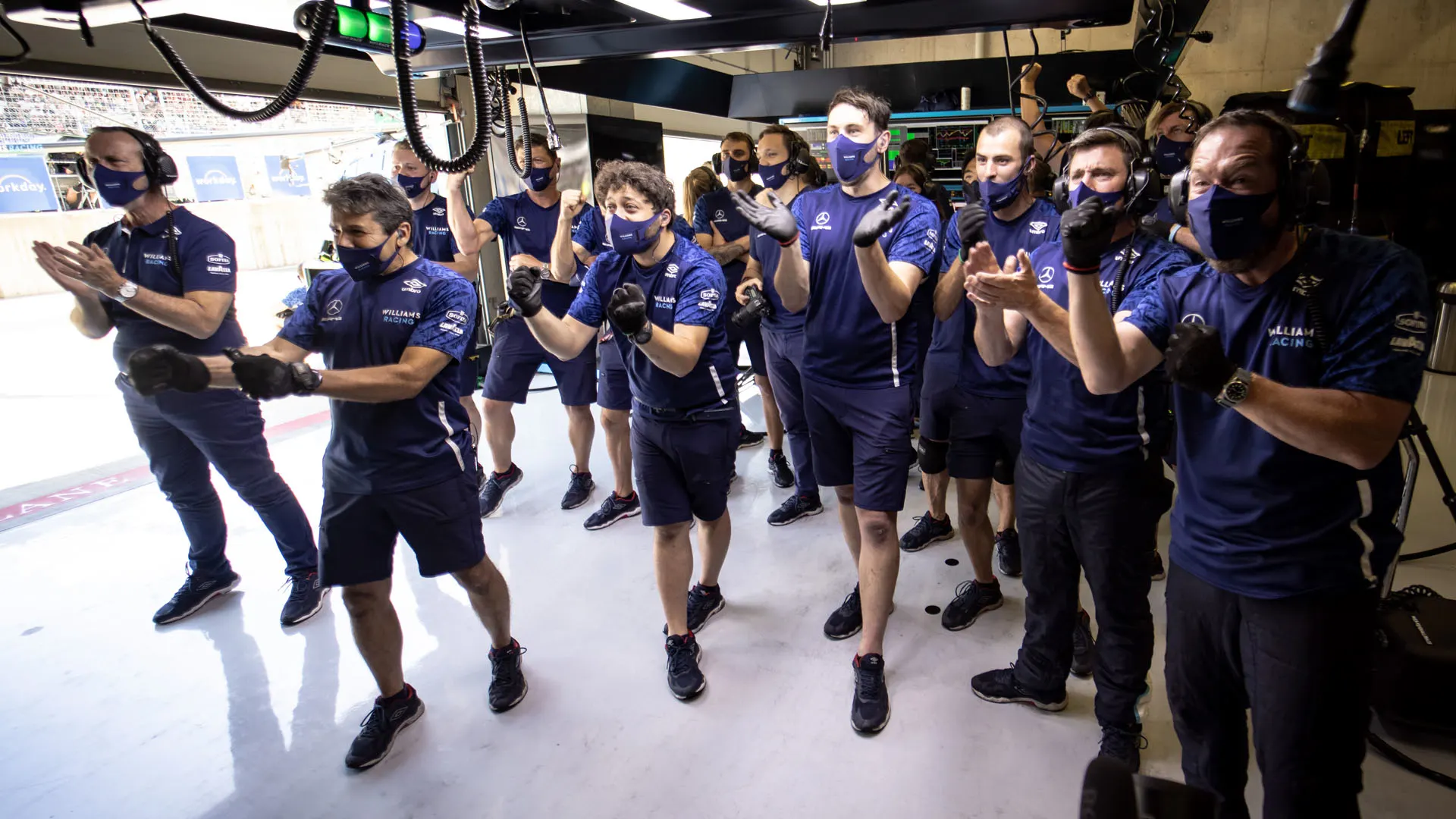 Williams Racing celebrate ninth position for George Russell (GBR) Williams Racing in