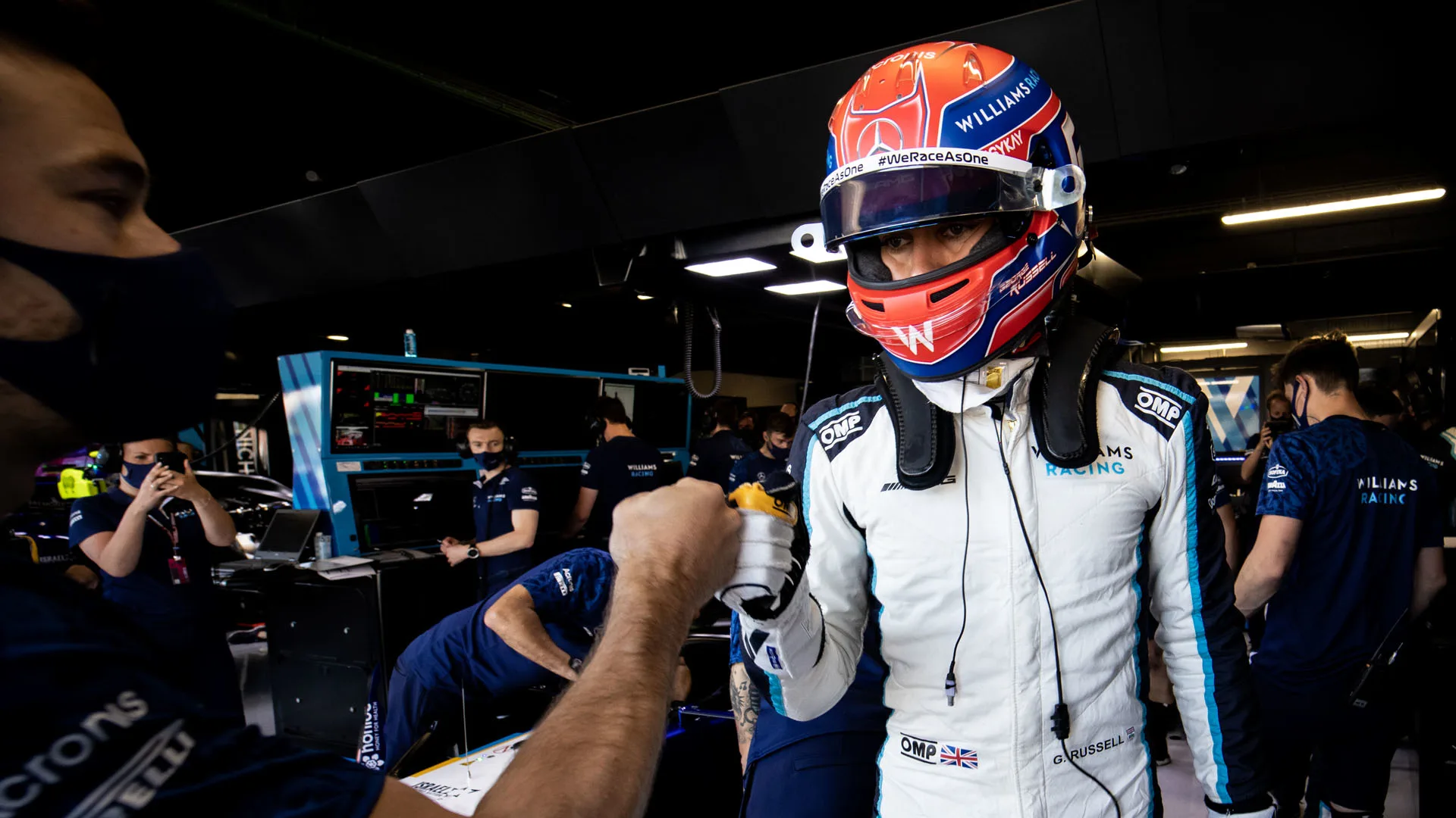 George Russell (GBR) Williams Racing FW43B celebrates with the team during qualifying.

Spanish