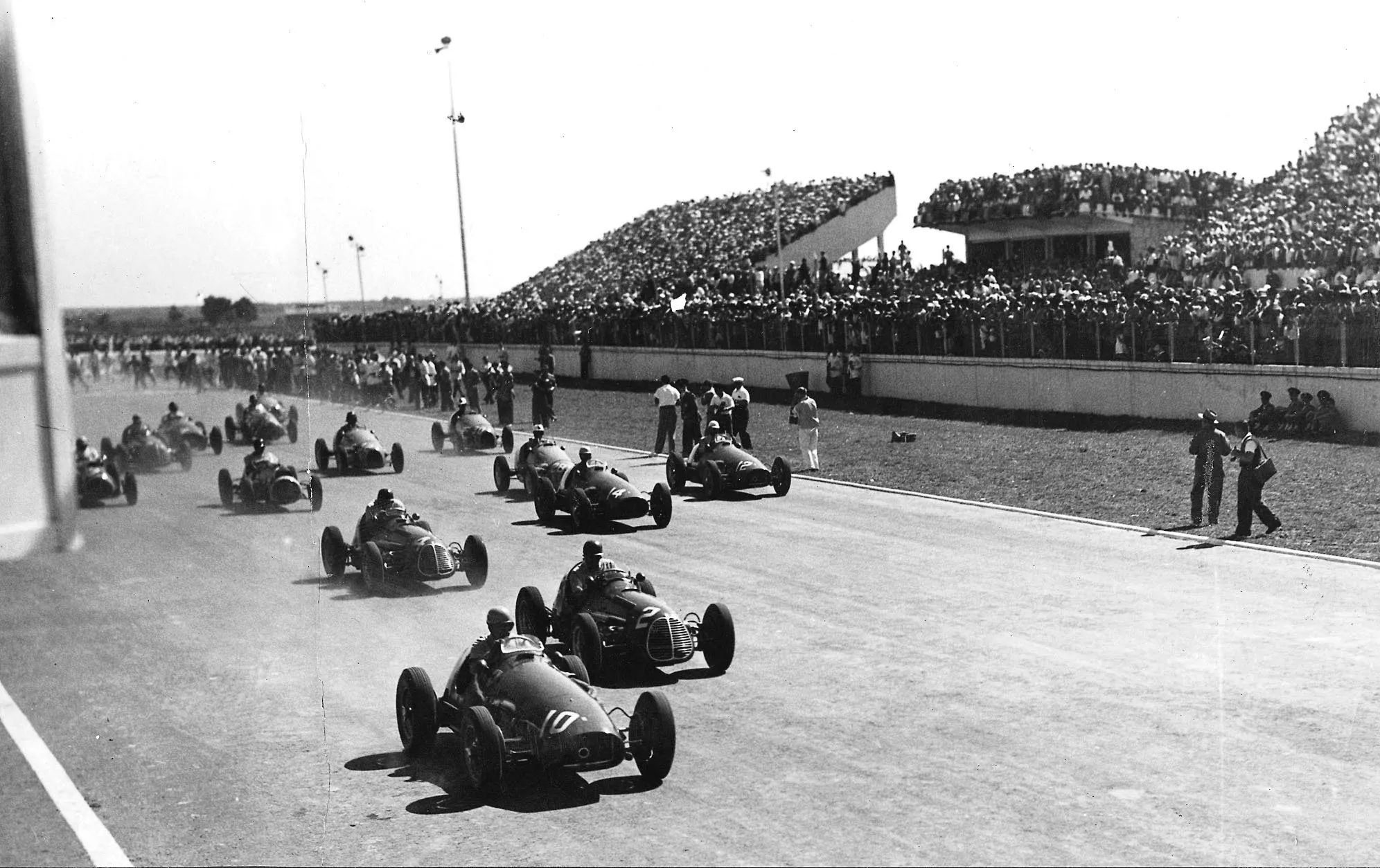 Argentinian Grand Prix, Buenos Aires, 18 January 1953. Alberto Ascari (Ferrari 500) leads Juan Manuel Fangio (Maserati A6GCM) at the start. Ascari finished in 1st position. © LAT Photographic