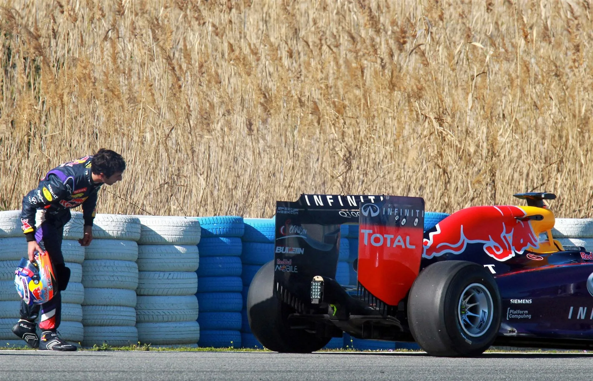 Daniel Ricciardo (AUS) Red Bull Racing RB10 stopped out on track. Formula One Testing, Jerez, Spain, Day Three, Thursday, 30 January 2014