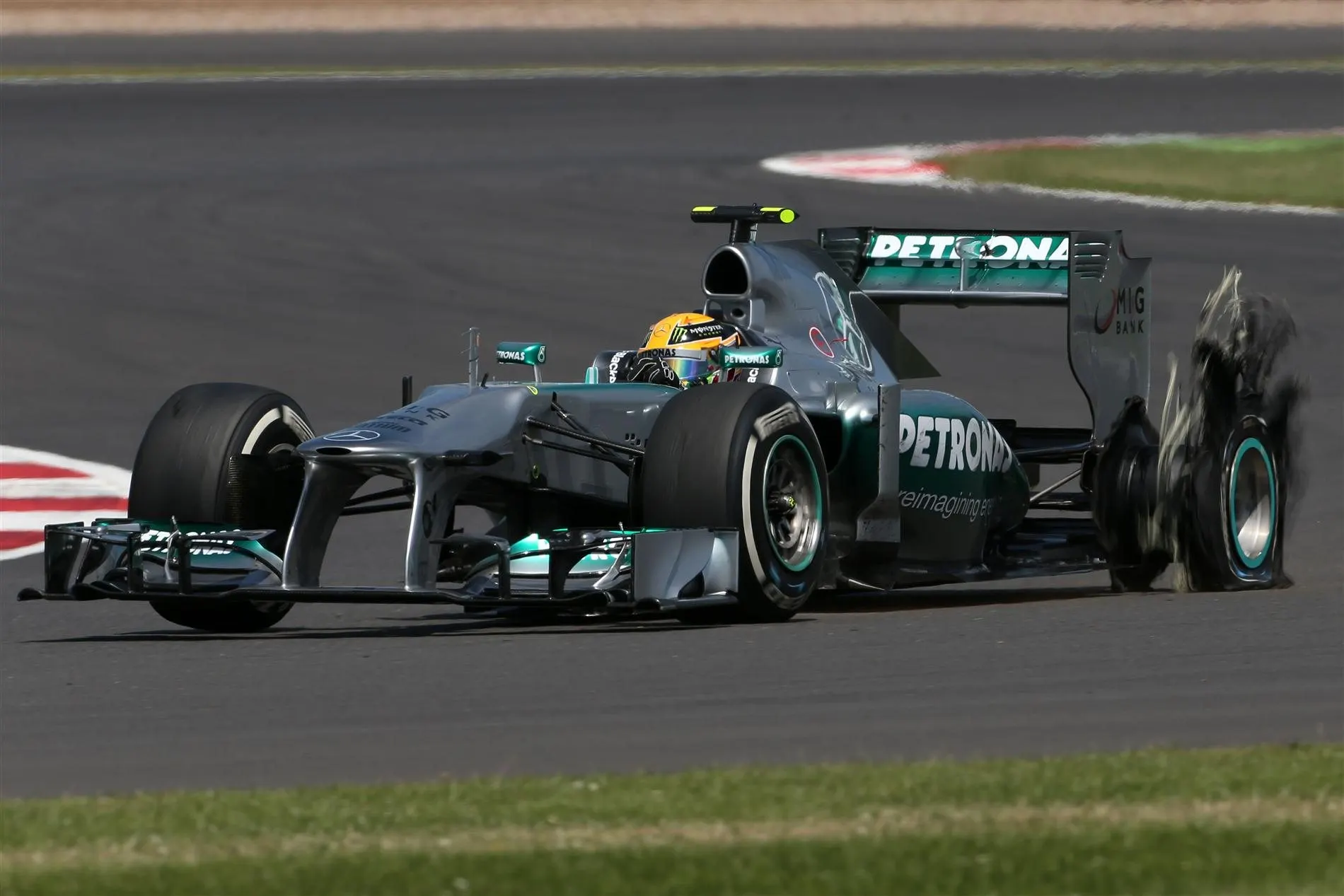 Lewis Hamilton (GBR) Mercedes AMG F1 W04 suffers a blow out. Formula One World Championship, Rd8, British Grand Prix, Race Day, Silverstone, England, Sunday, 30 June 2013 © Sutton Images. No reproduction without permission