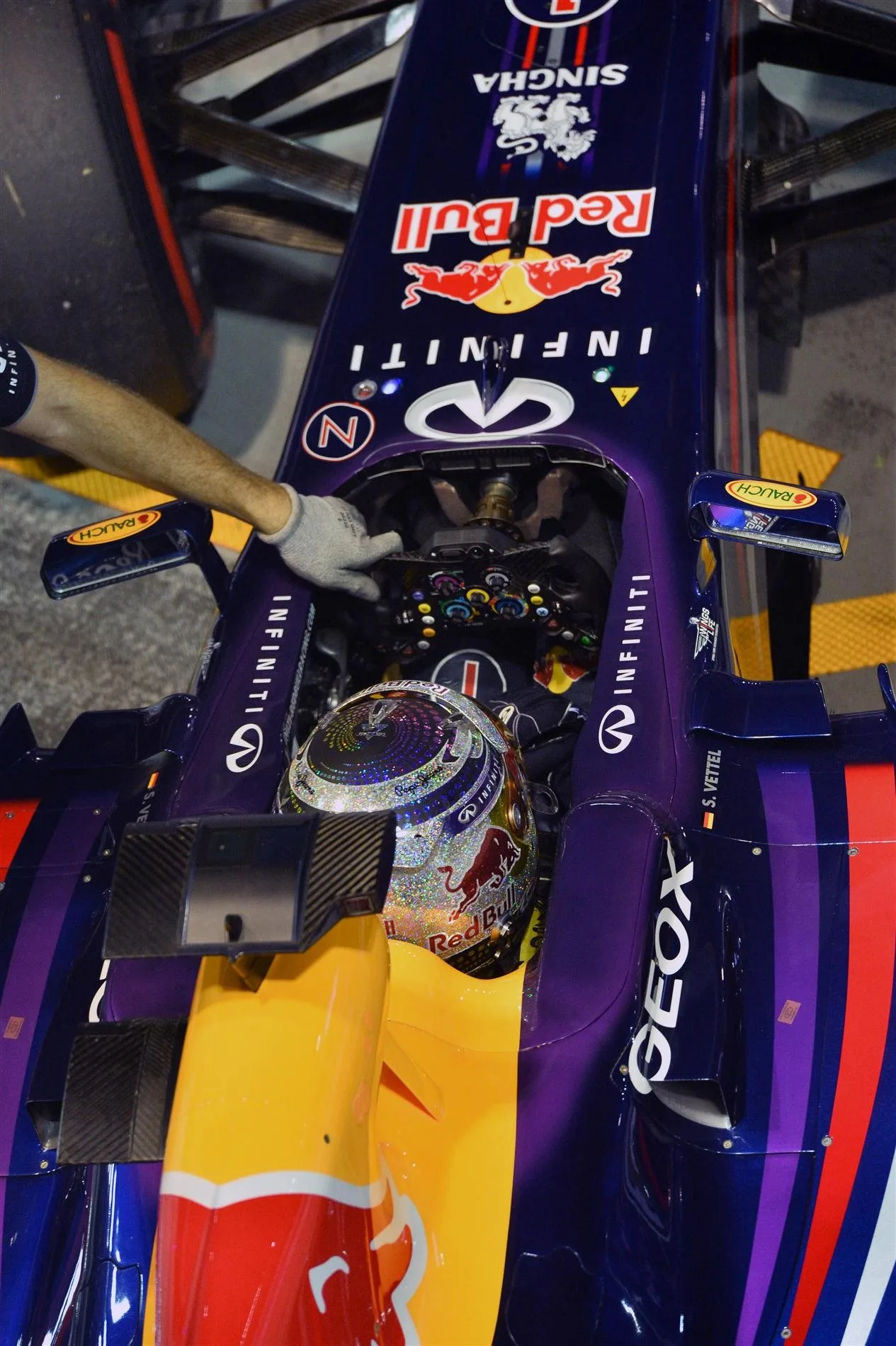 Sebastian Vettel (GER) Red Bull Racing RB9. Formula One World Championship, Rd13, Singapore Grand Prix, Qualifying, Marina Bay Street Circuit, Singapore, Saturday, 21 September 2013 © Sutton Images. No reproduction without permission