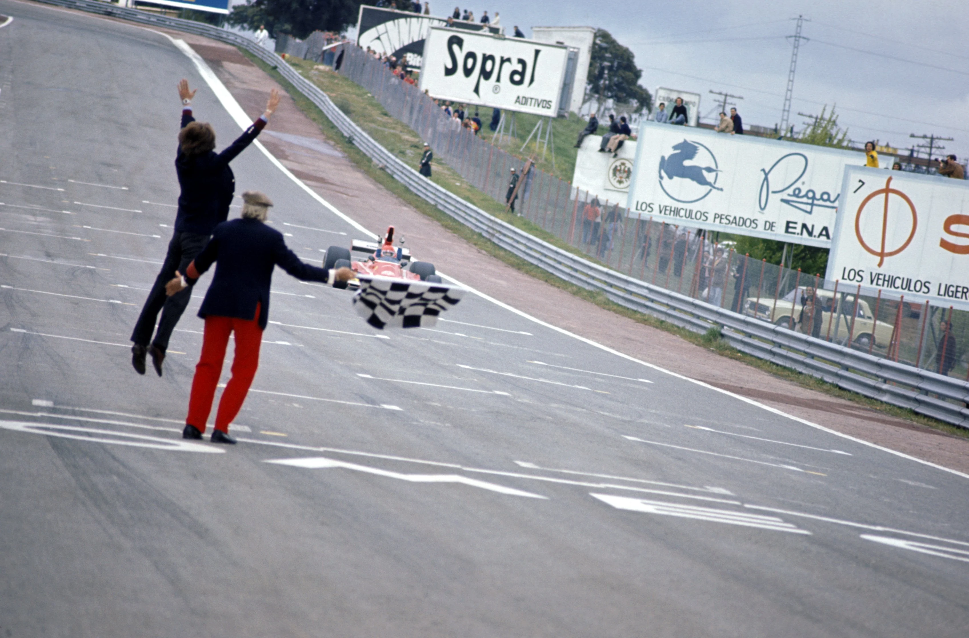 Luca di Montezemolo (ITA) Ferrari Team Manager jumps for joy as Niki Lauda (AUT) Ferrari 312B3 crosses the finish line to take his first GP victory. Spanish Grand Prix, Jarama, 28 April 1974 © Sutton Images. No reproduction without permission