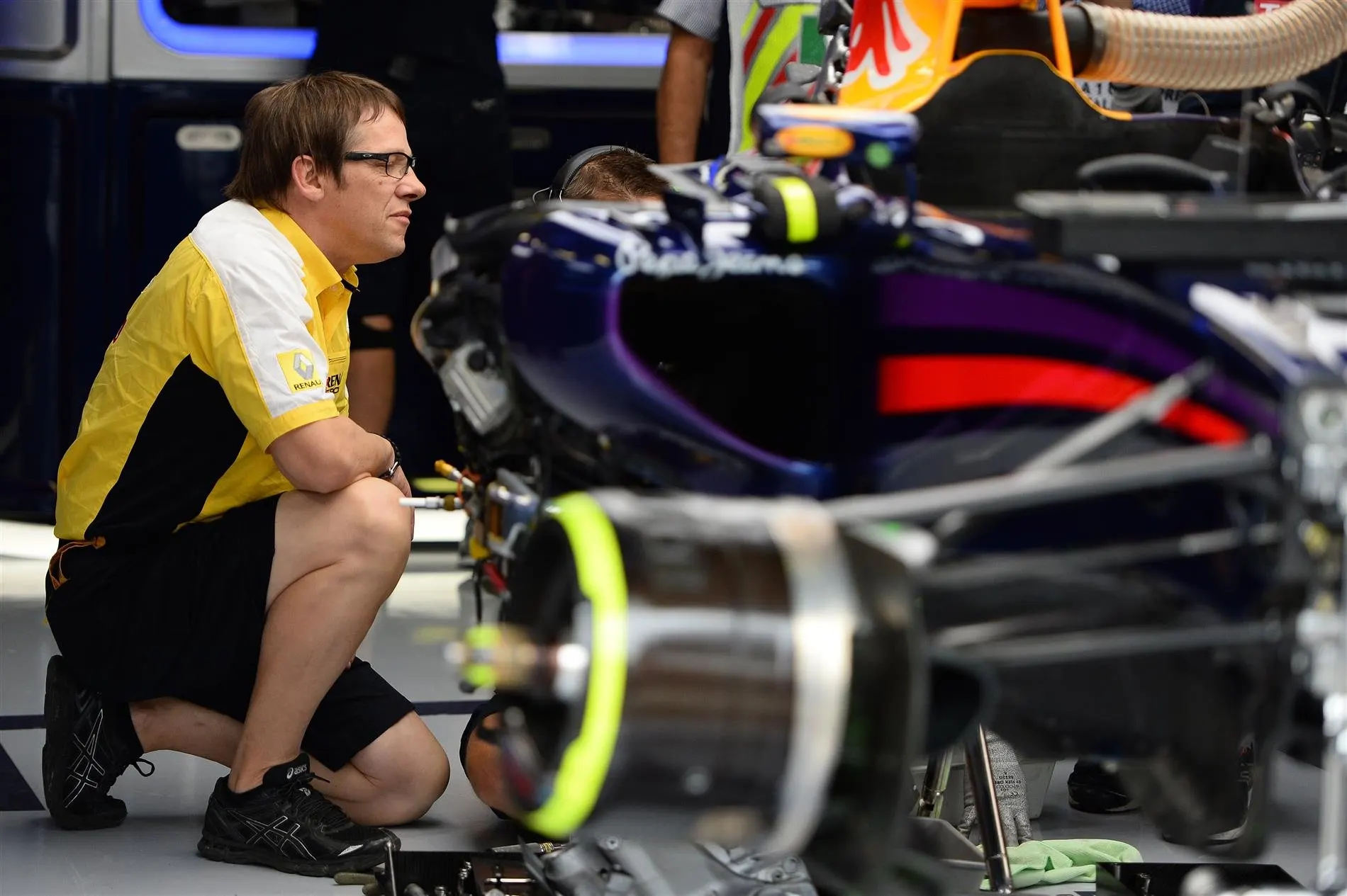Renault Sport Engineer looks at the Red Bull Racing RB10. Formula One World Championship, Rd13, Italian Grand Prix, Monza, Italy, Practice, Friday, 5 September 2014