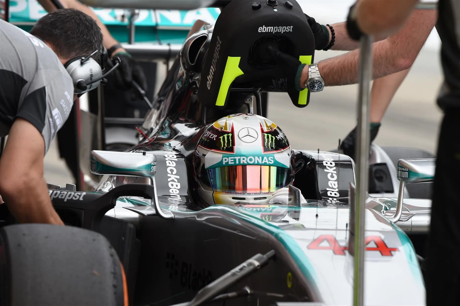 Lewis Hamilton (GBR) Mercedes AMG F1 W05. Formula One World Championship, Rd15, Japanese Grand Prix, Qualifying, Suzuka, Japan, Saturday, 4 October 2014