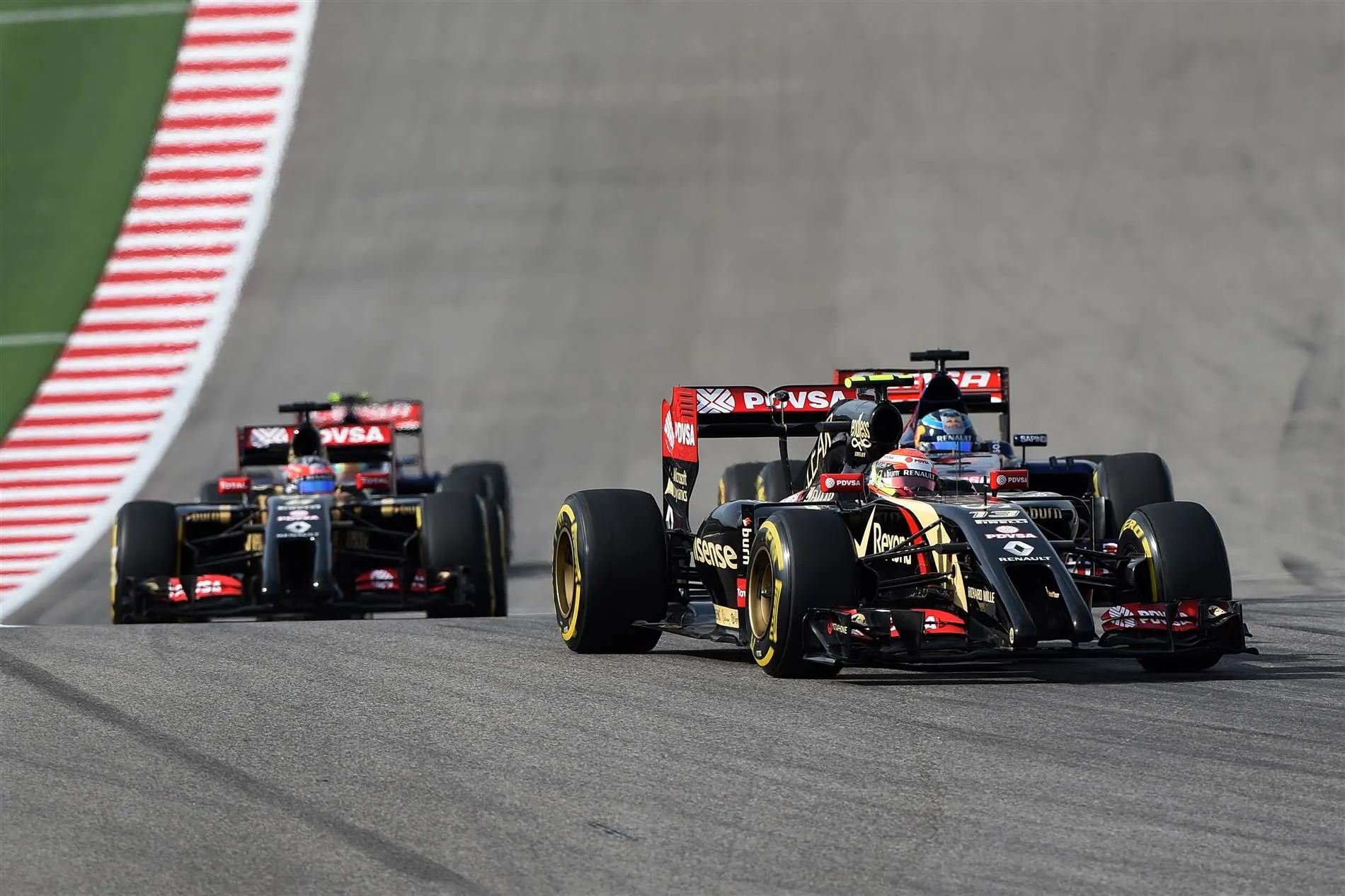 Pastor Maldonado (VEN) Lotus E22 and Jean-Eric Vergne (FRA) Scuderia Toro Rosso STR9 battle. Formula One World Championship, Rd17, United States Grand Prix, Race, Austin, Texas, USA, Sunday, 2 November 2014