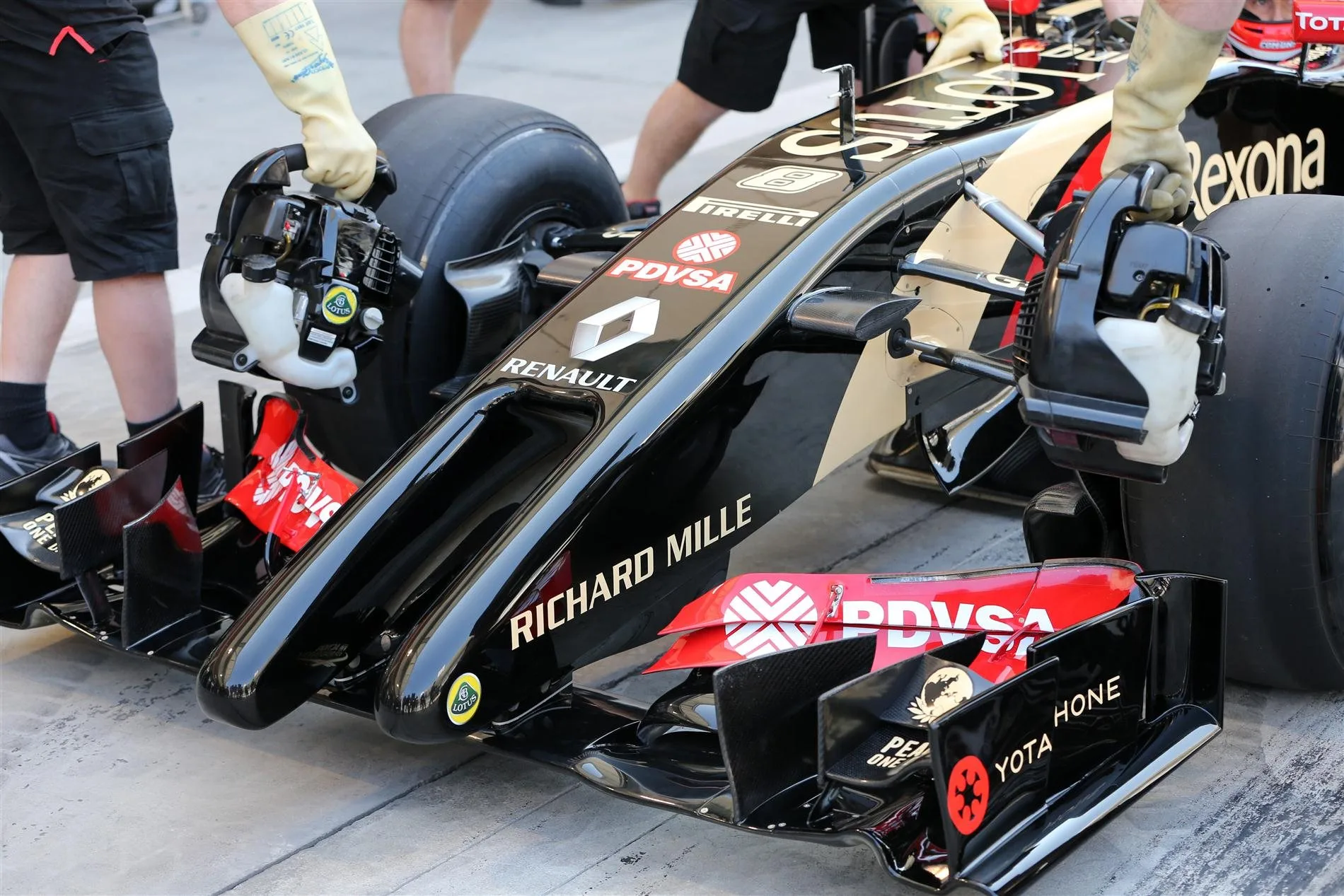 Lotus E22 nose and front wing. Formula One Testing, Day One, Bahrain International Circuit, Sakhir, Bahrain, Wednesday, 19 February 2014 © Sutton Images. No reproduction without permission