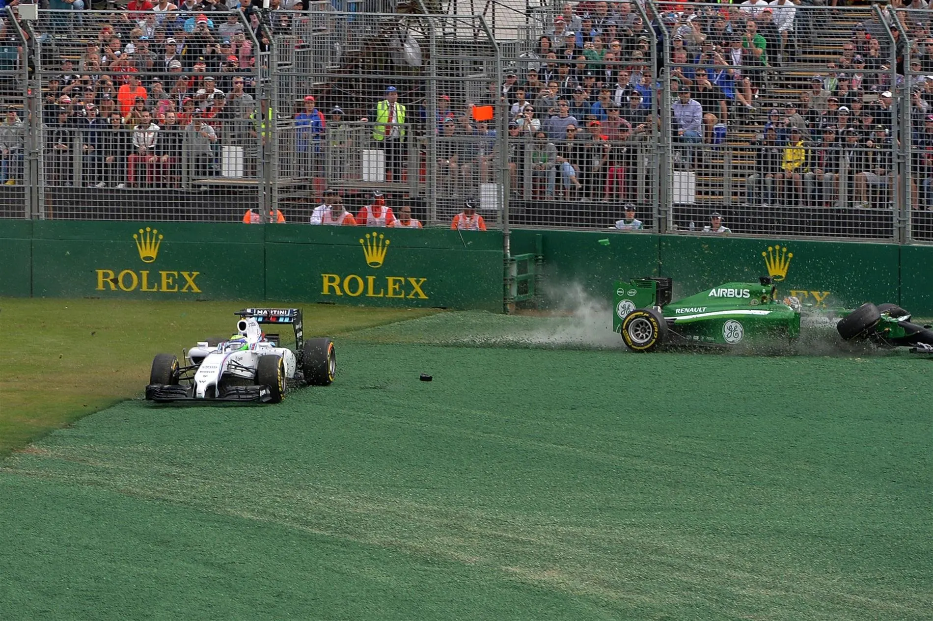 Kamui Kobayashi (JPN) Caterham CT05 hits Felipe Massa (BRA) Williams FW36 at the start of the race. Formula One World Championship, Rd1, Australian Grand Prix, Race, Albert Park, Melbourne, Australia, Sunday, 16 March 2014. © Sutton Images