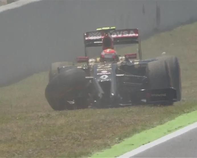 Pastor Maldonado loses the rear of his Lotus exiting Turn 3 and spears into the inside wall, causing heavy damage and bringing qualifying to a temporary halt. © FOWC Ltd