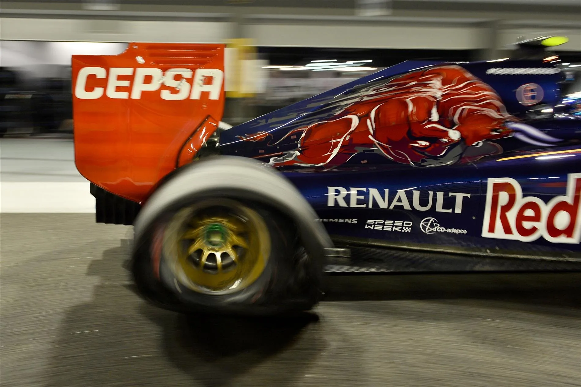 Daniil Kvyat (RUS) Scuderia Toro Rosso STR9 with a puncture. Formula One World Championship, Rd14, Singapore Grand Prix, Marina Bay Street Circuit, Singapore, Qualifying, Saturday, 20 September 2014