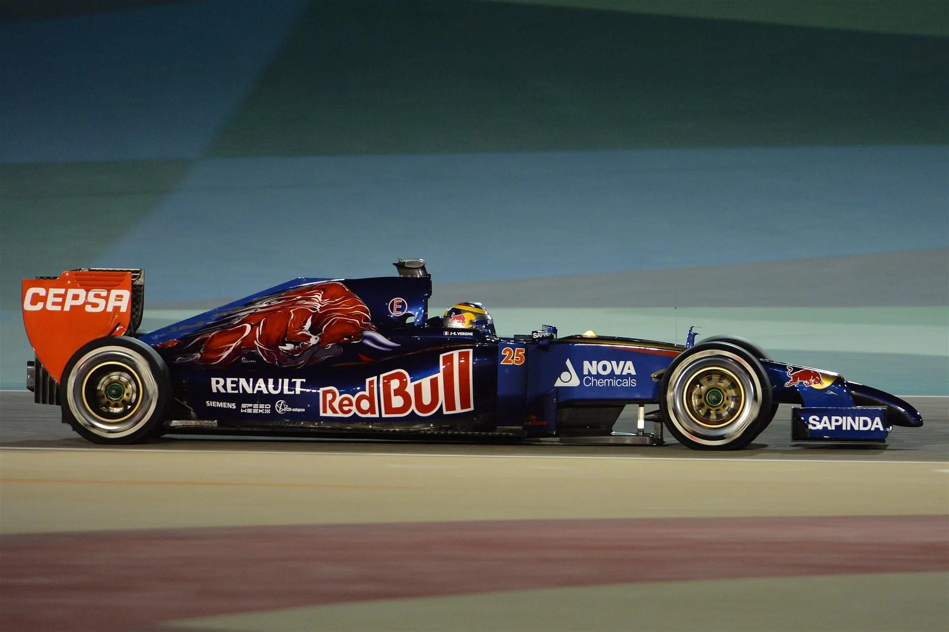 Jean-Eric Vergne (FRA) Scuderia Toro Rosso STR9. Formula One World Championship, Rd3, Bahrain Grand Prix, Practice, Bahrain International Circuit, Sakhir, Bahrain, Friday, 4 April 2014