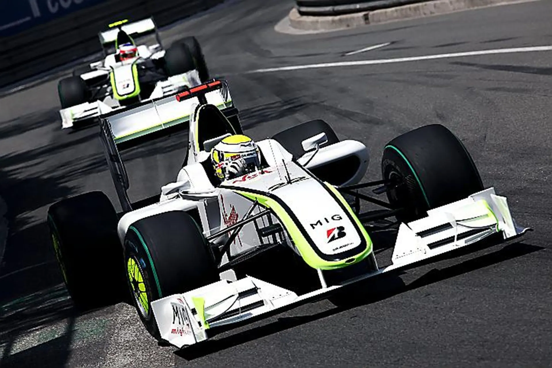 Jenson Button (GBR) Brawn Grand Prix BGP 001 leads Rubens Barrichello (BRA) Brawn Grand Prix BGP