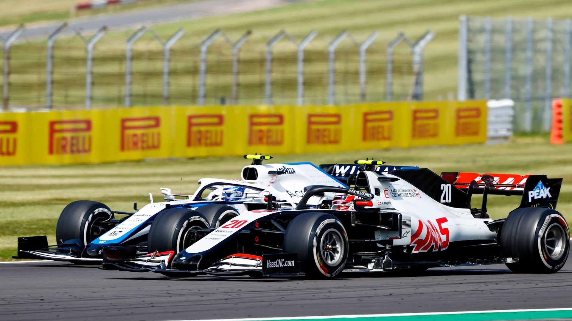 Nicholas Latifi, Williams FW43, battles with Kevin Magnussen, Haas VF-20