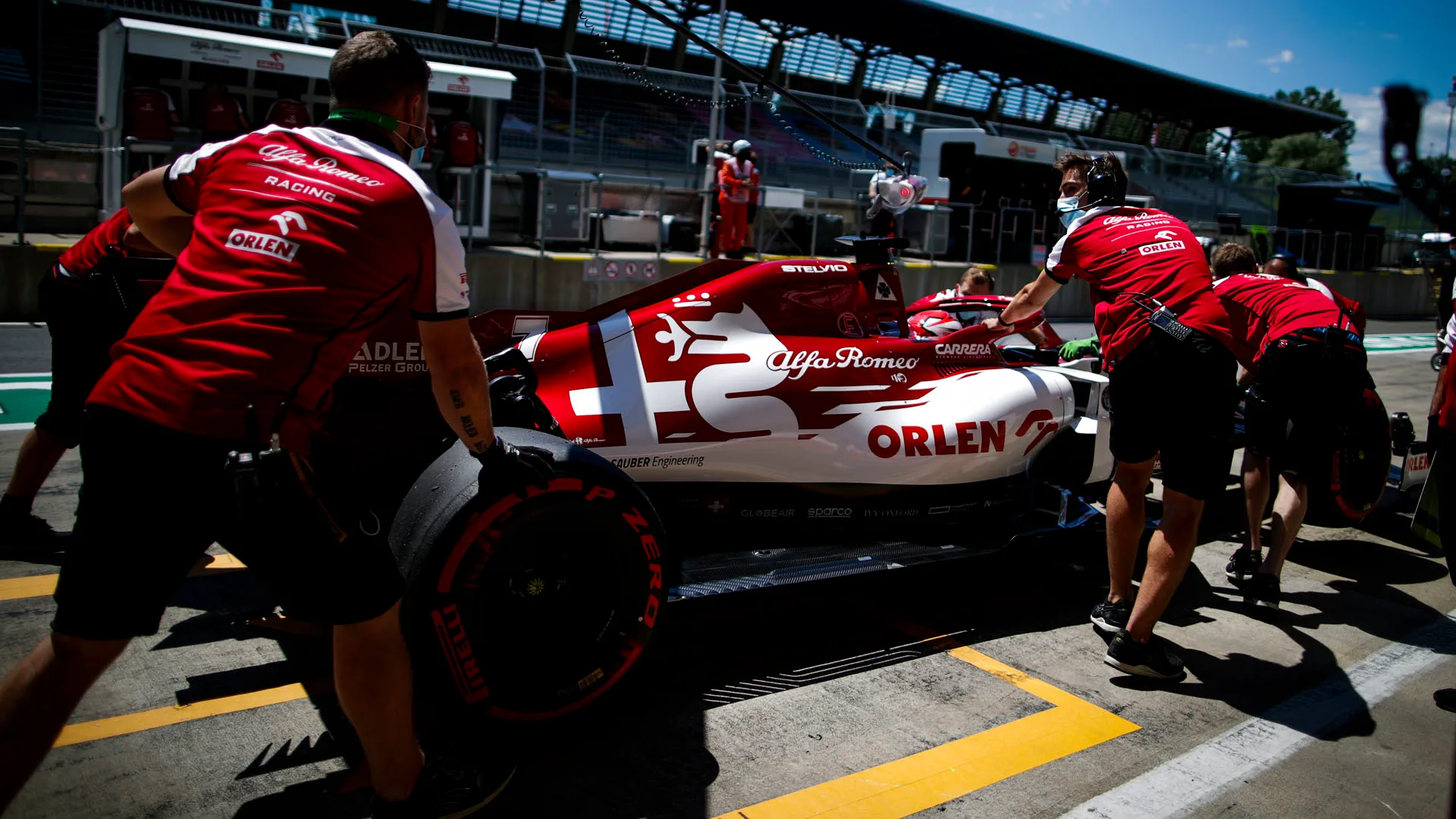 RAIKKONEN Kimi (fin), Alfa Romeo Racing ORLEN C39, action pitstop during the Formula 1 Rolex