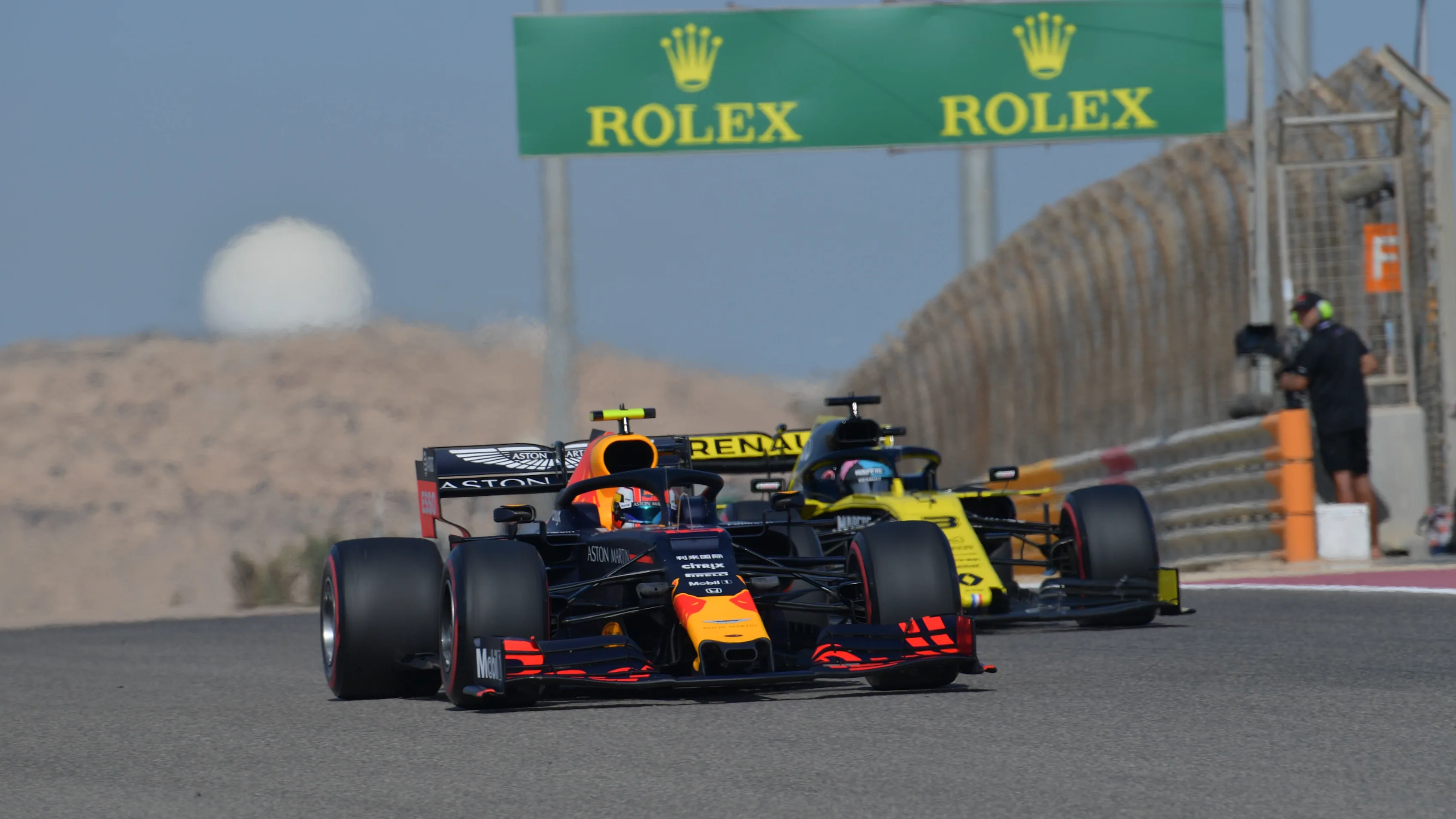 BAHRAIN INTERNATIONAL CIRCUIT, BAHRAIN - MARCH 29: Pierre Gasly, Red Bull Racing RB15, leads Daniel