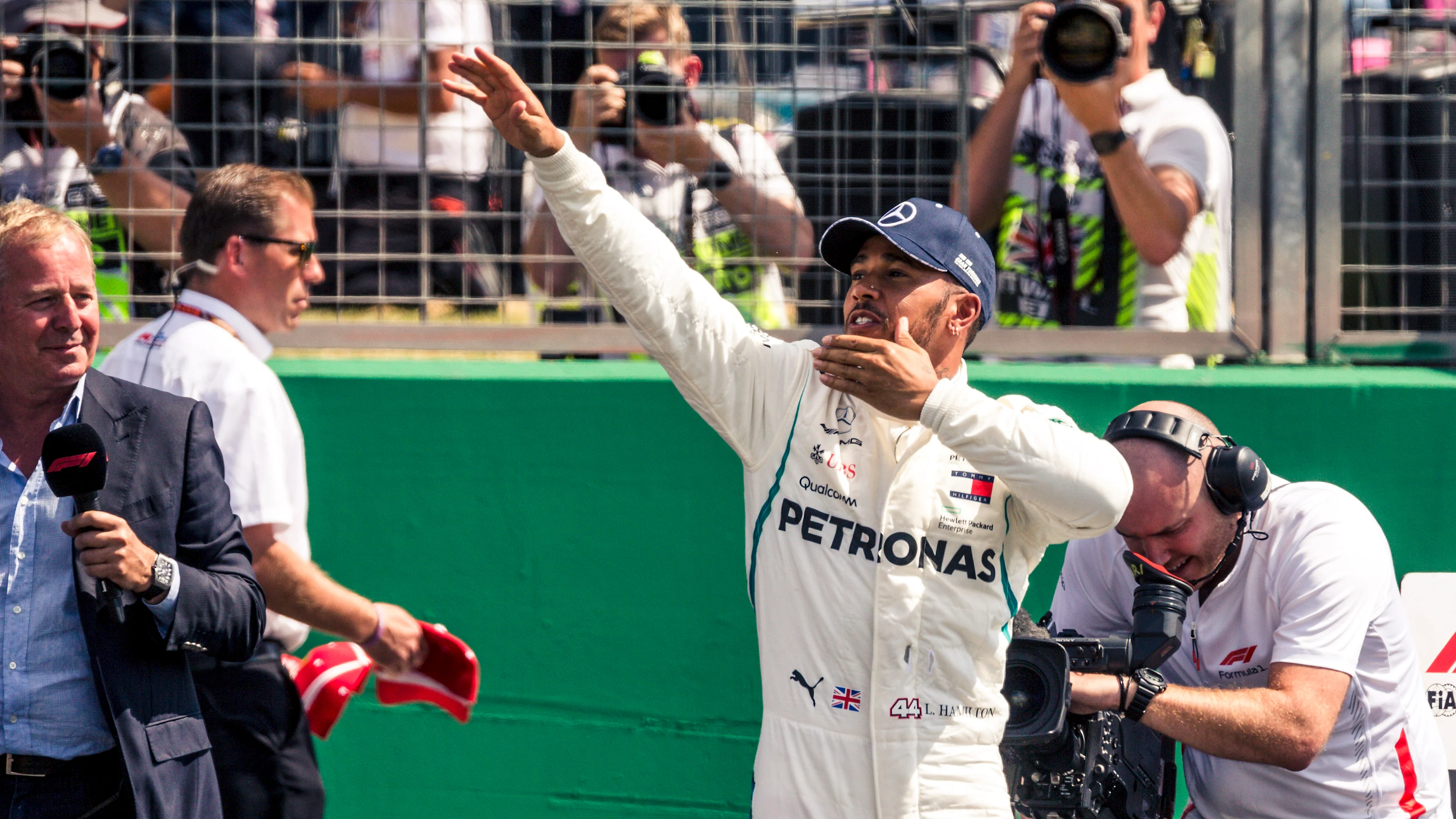 www.sutton-images.com

Pole sitter Lewis Hamilton (GBR) Mercedes-AMG F1 celebrates in parc ferme at