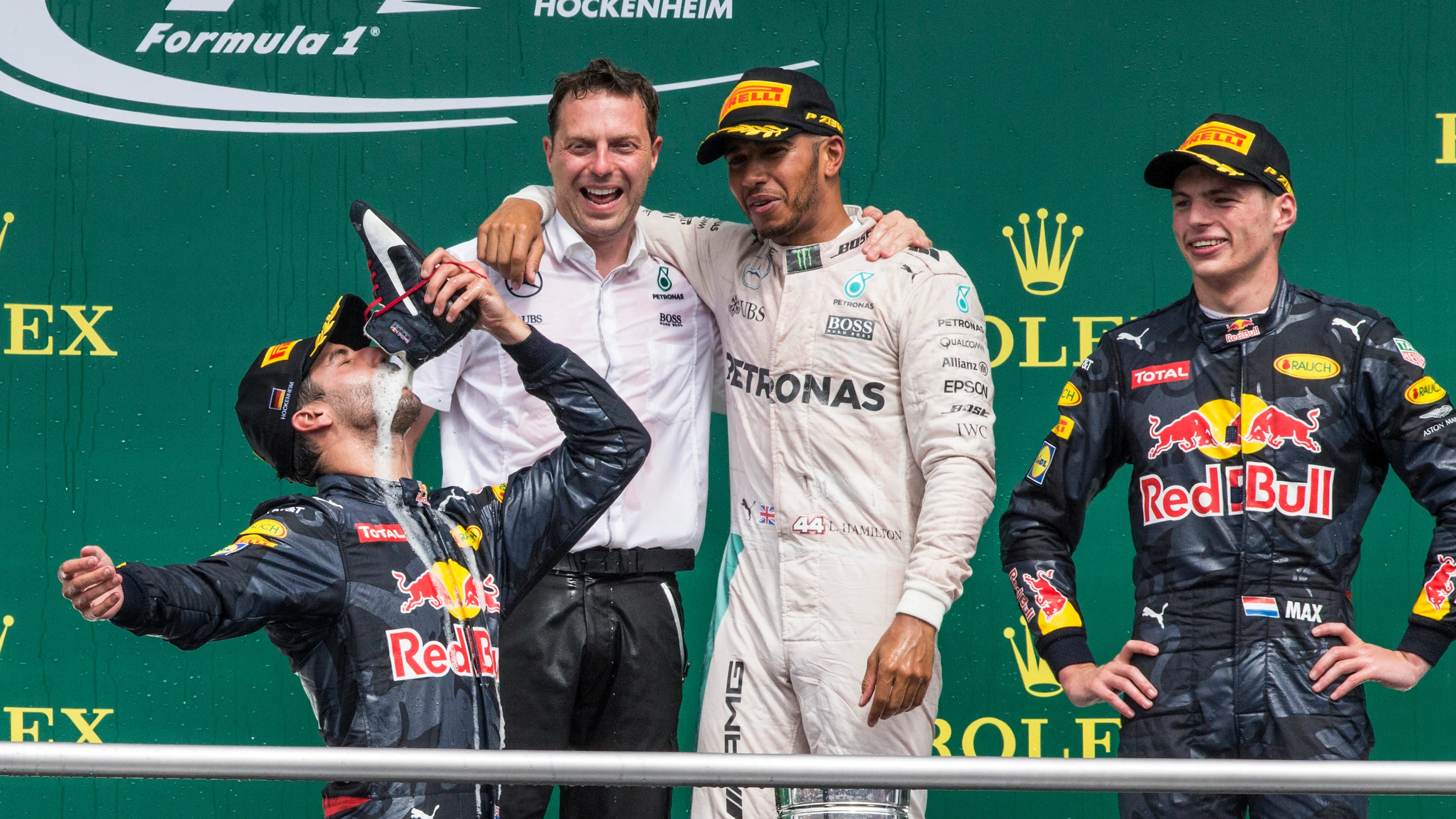 www.sutton-images.com

Lewis Hamilton (GBR) Mercedes AMG F1 and Max Verstappen (NED) Red Bull