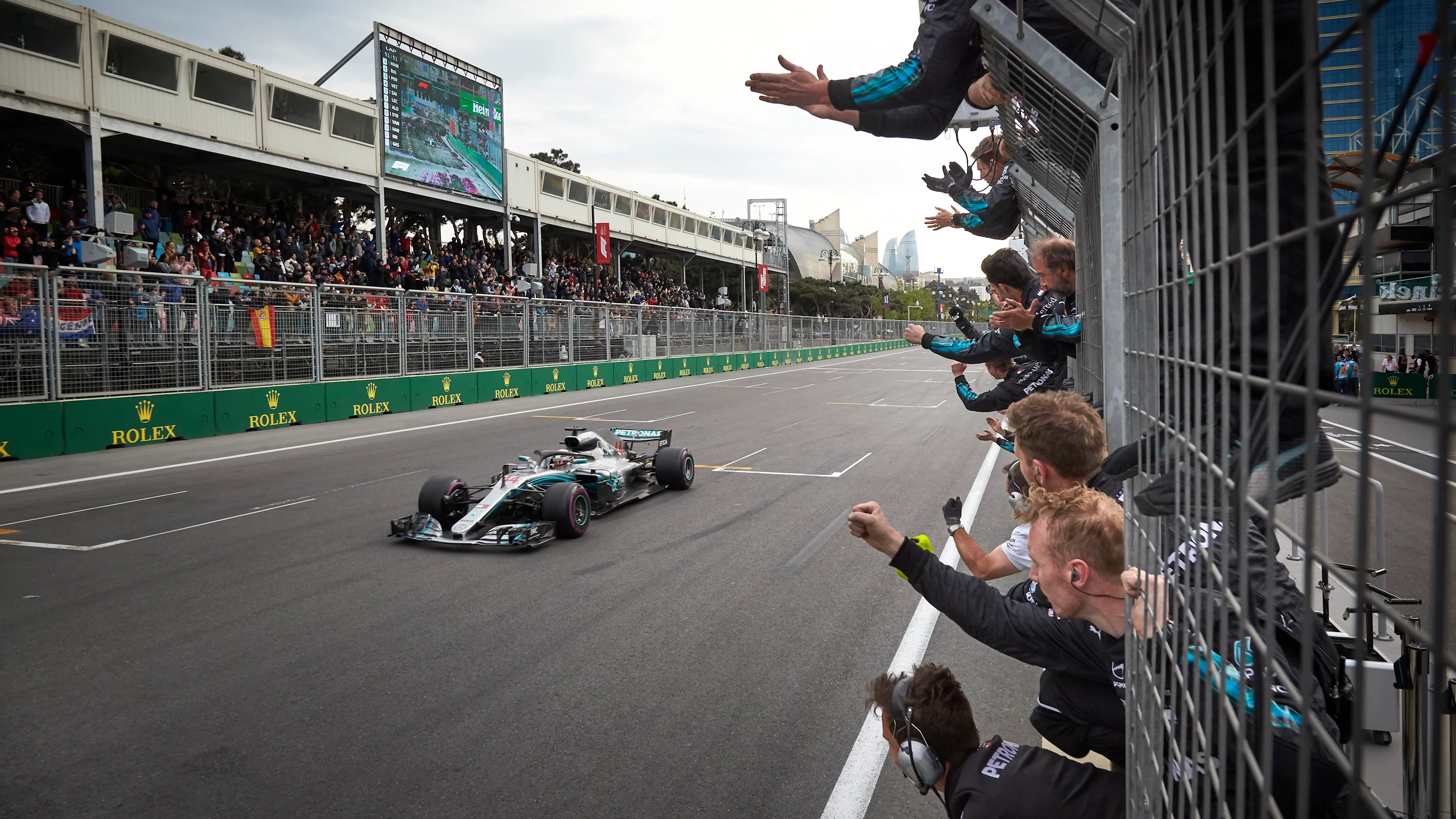 BAKU CITY CIRCUIT, AZERBAIJAN - APRIL 29: Lewis Hamilton, Mercedes AMG F1 W09, crosses the line for