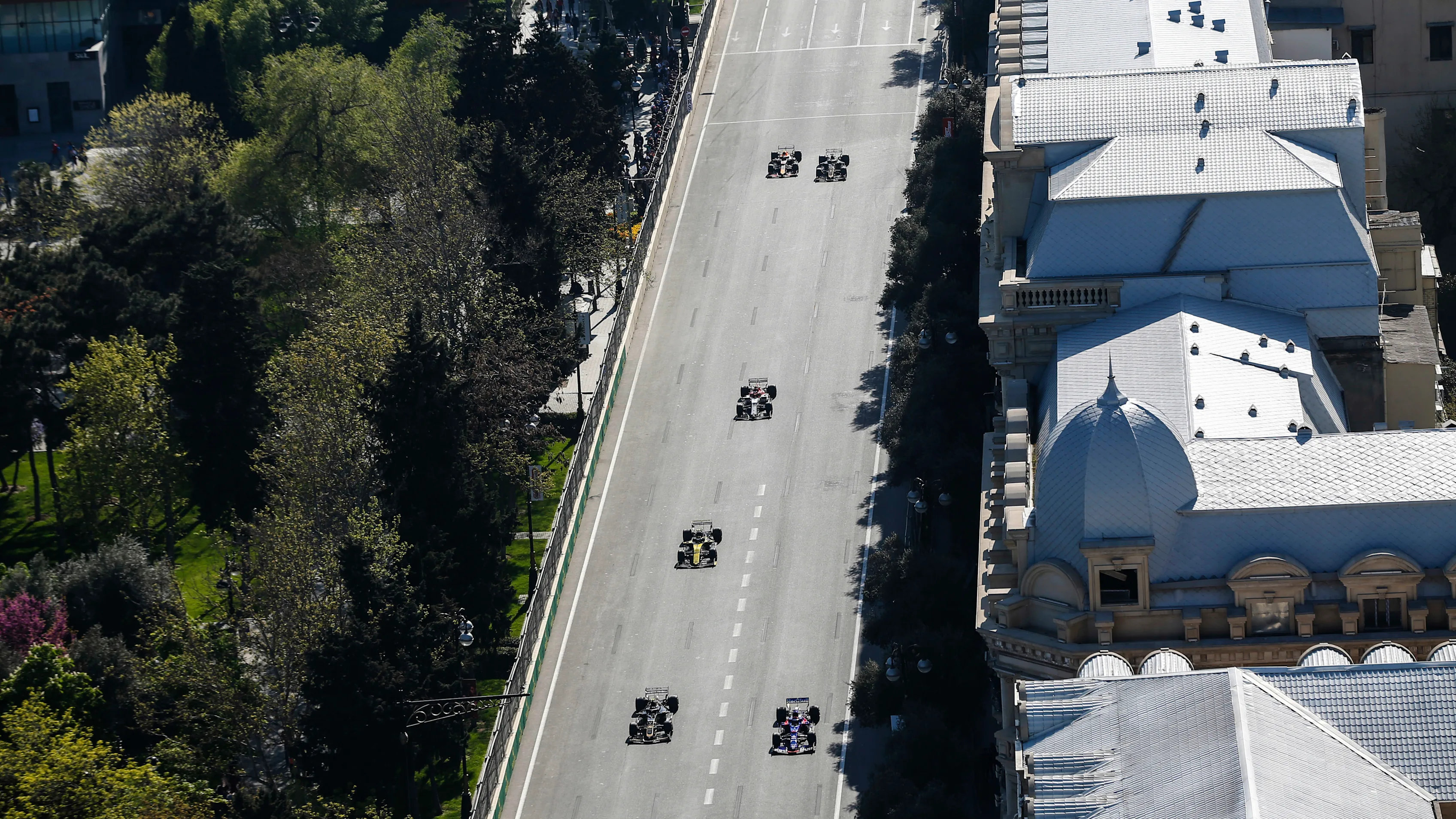 BAKU CITY CIRCUIT, AZERBAIJAN - APRIL 28: Daniil Kvyat, Toro Rosso STR14, leads Kevin Magnussen, Haas VF-19, Nico Hulkenberg, Renault R.S. 19, and Antonio Giovinazzi, Alfa Romeo Racing C38 during the Azerbaijan GP at Baku City Circuit on April 28, 2019 in Baku City Circuit, Azerbaijan. (Photo by Joe Portlock / LAT Images)