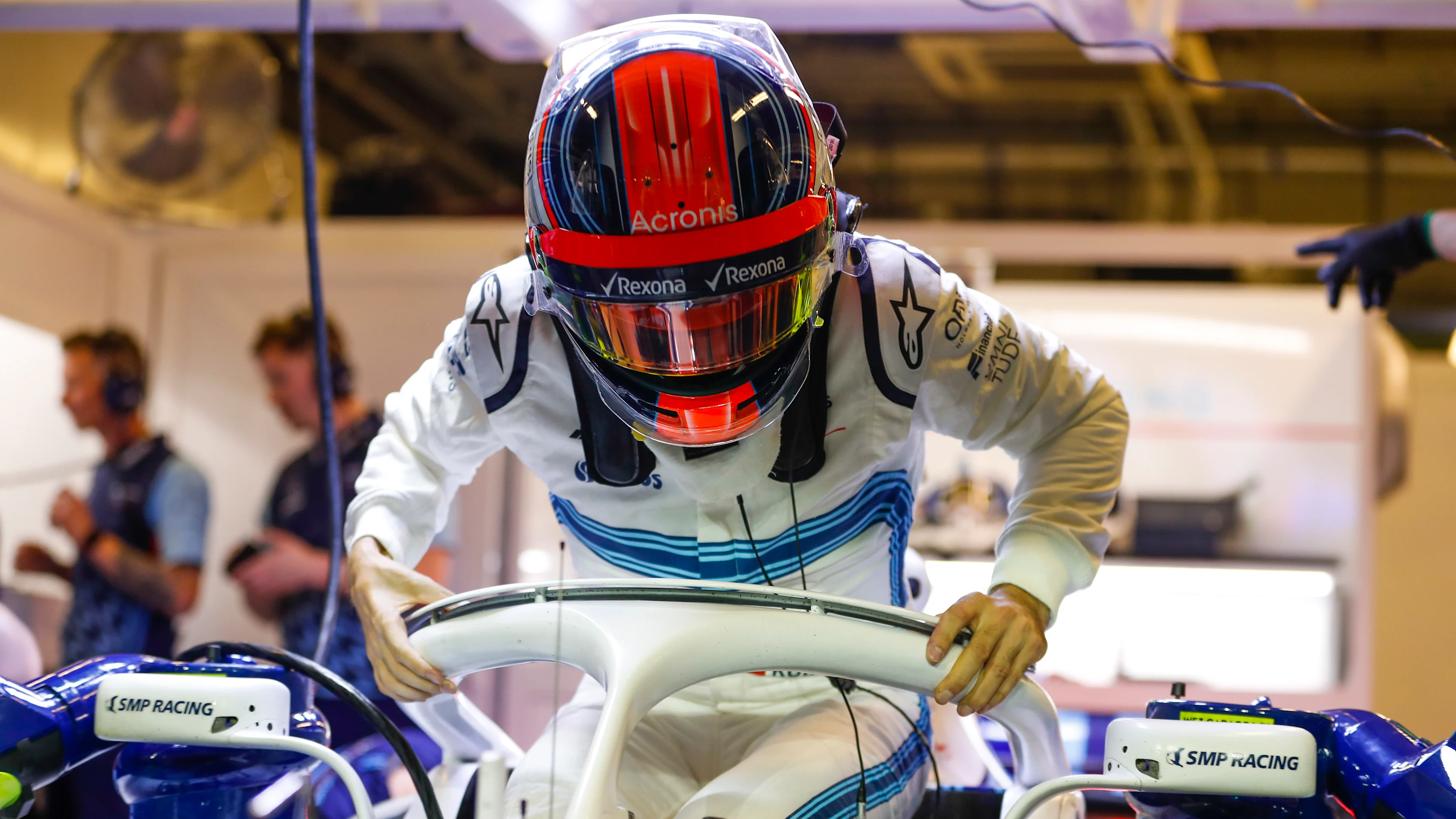 YAS MARINA CIRCUIT, UNITED ARAB EMIRATES - NOVEMBER 27: Robert Kubica, Williams Martini Racing,