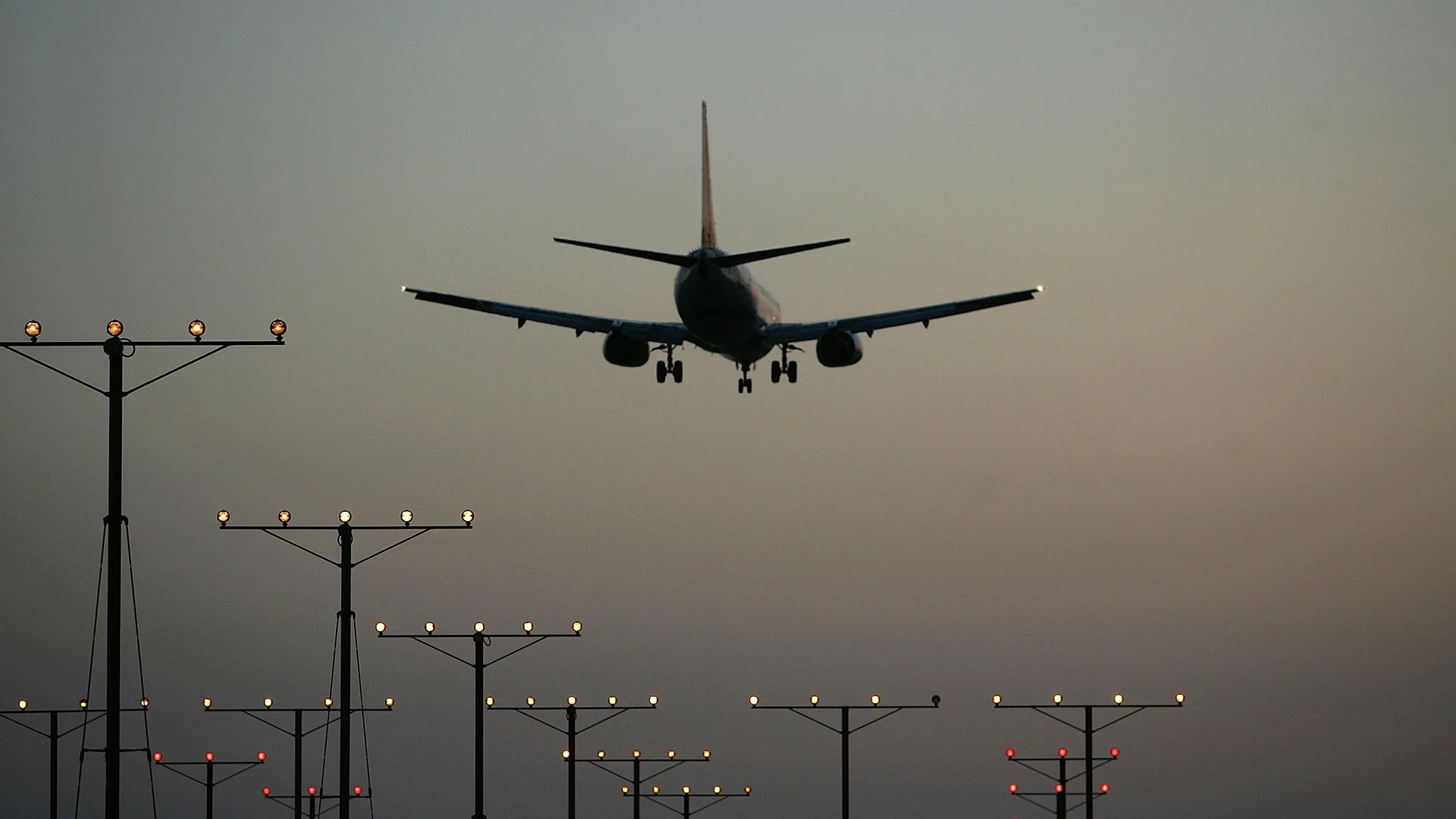 APRIL 15: A jet comes in for landing at Los Angeles International Airport (LAX) on April 15, 2008