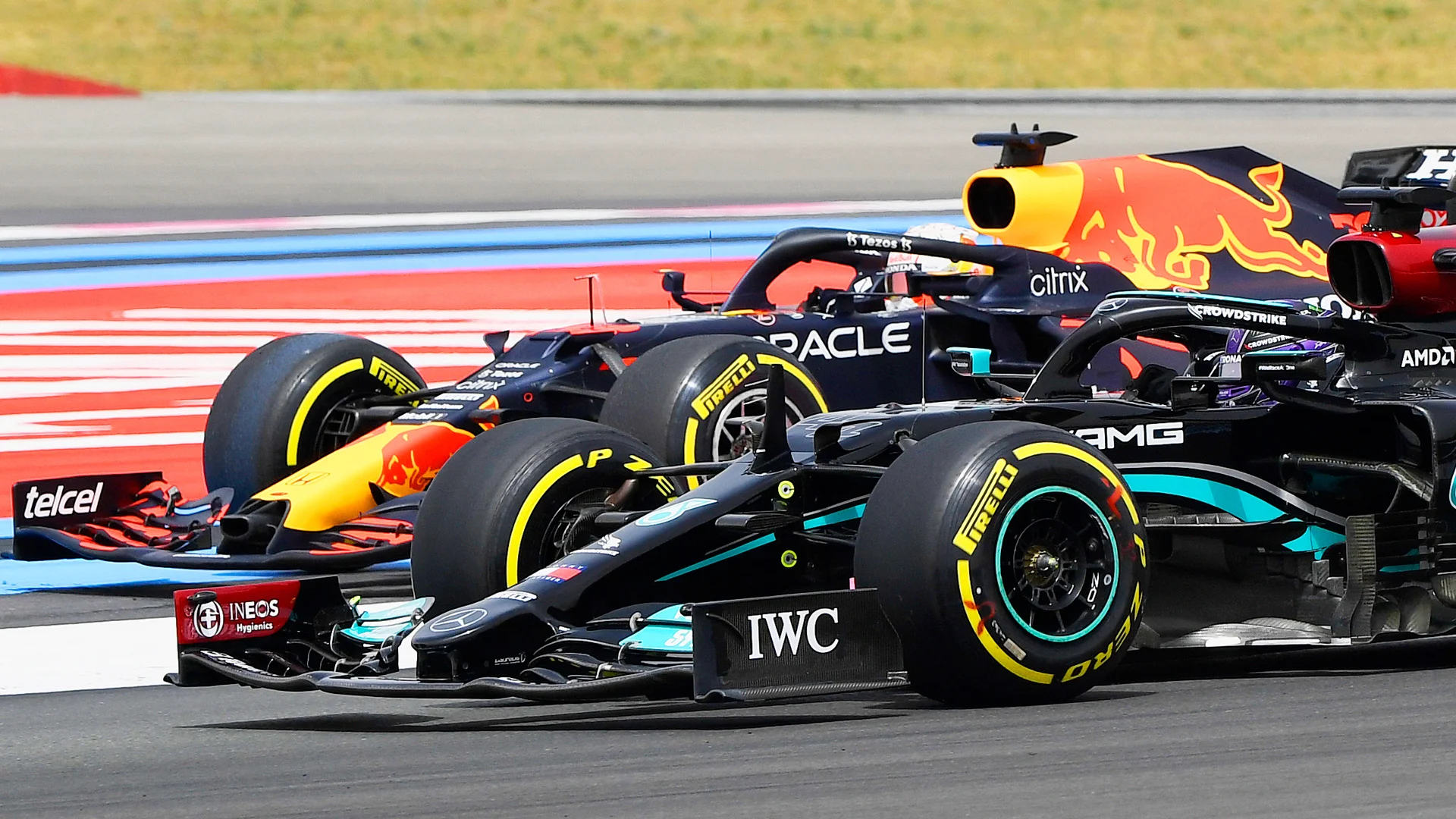Mercedes' British driver Lewis Hamilton (R) drives past Red Bull's Dutch driver Max Verstappen at