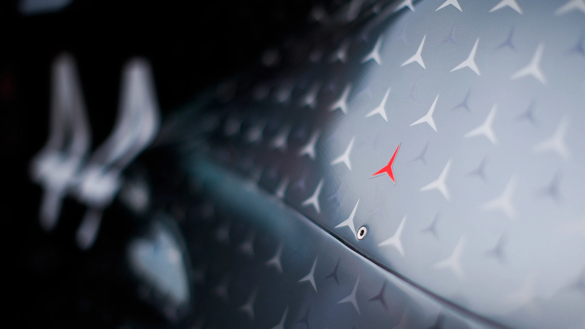 A single red star featured on the engine cover to pay tribute to Lauda