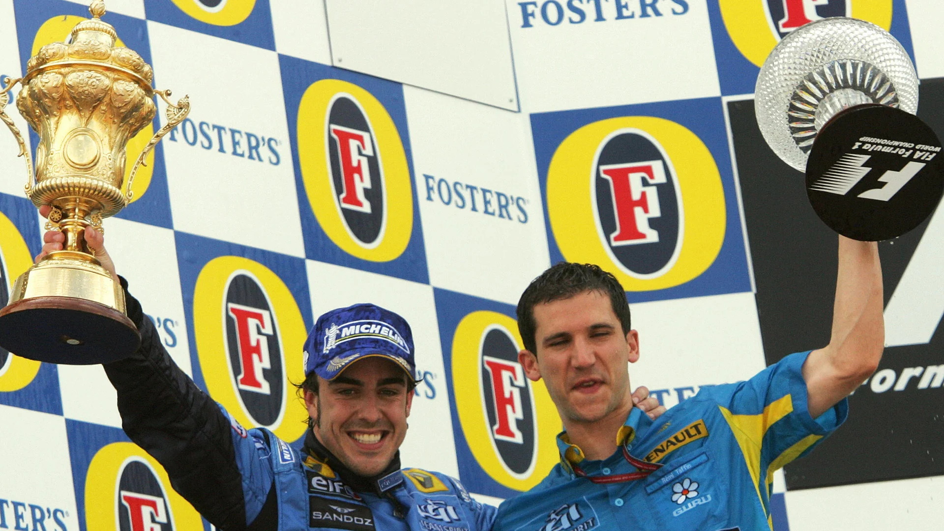 Silverstone, UNITED KINGDOM: Spanish Renault driver Fernando Alonso (L) and Renault motor ingenier