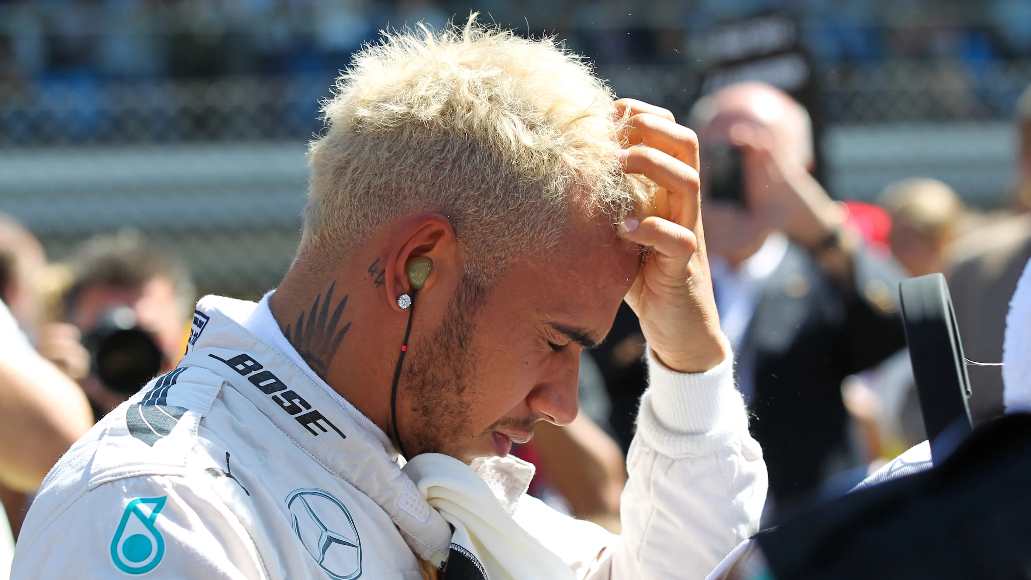 Lewis Hamilton (GBR) Mercedes AMG F1 with blonde hair on the grid at Formula One World