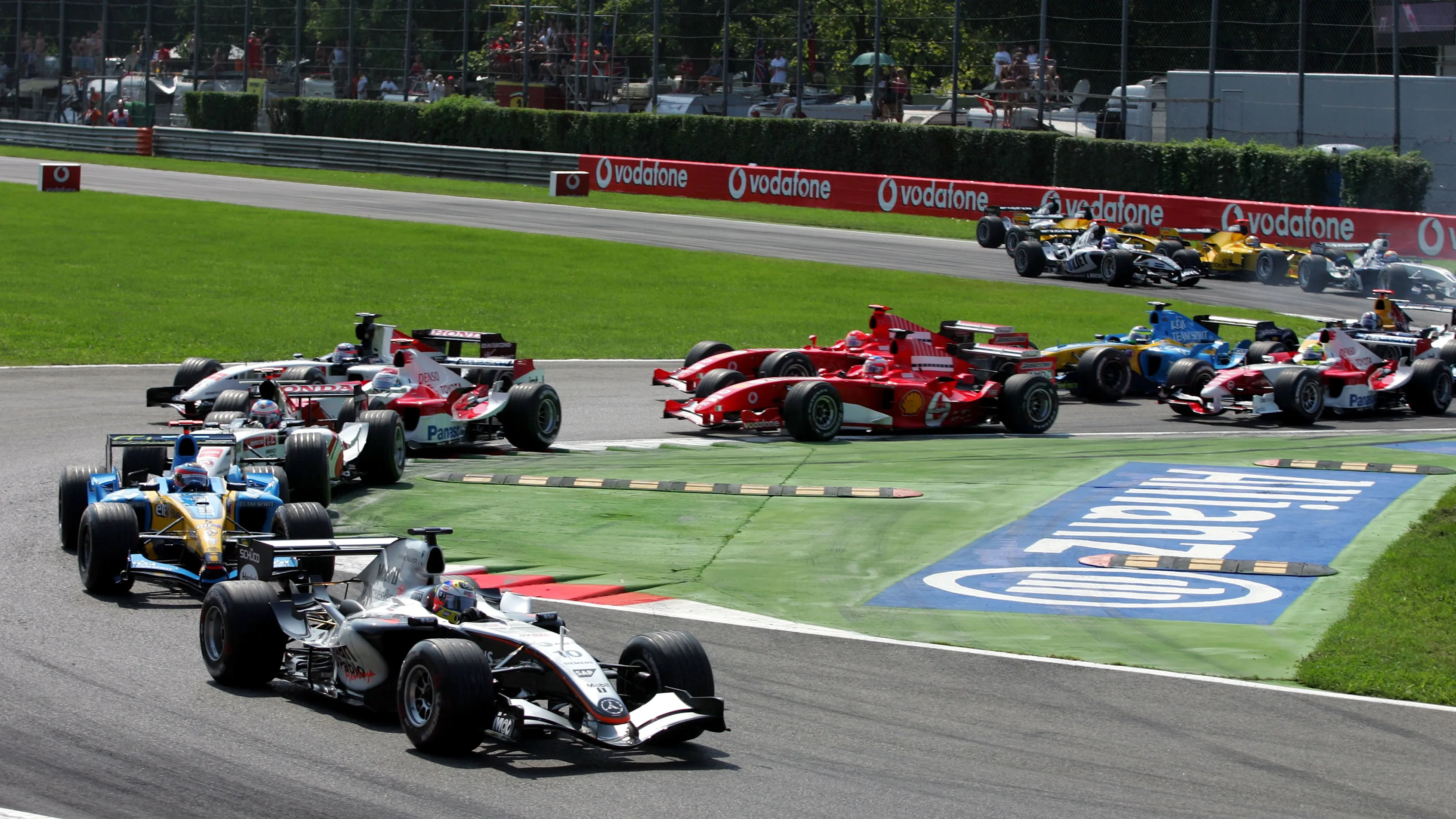 Juan Pablo Montoya (COL) McLaren Mercedes MP4/20 leads at the start of the race.  Formula One