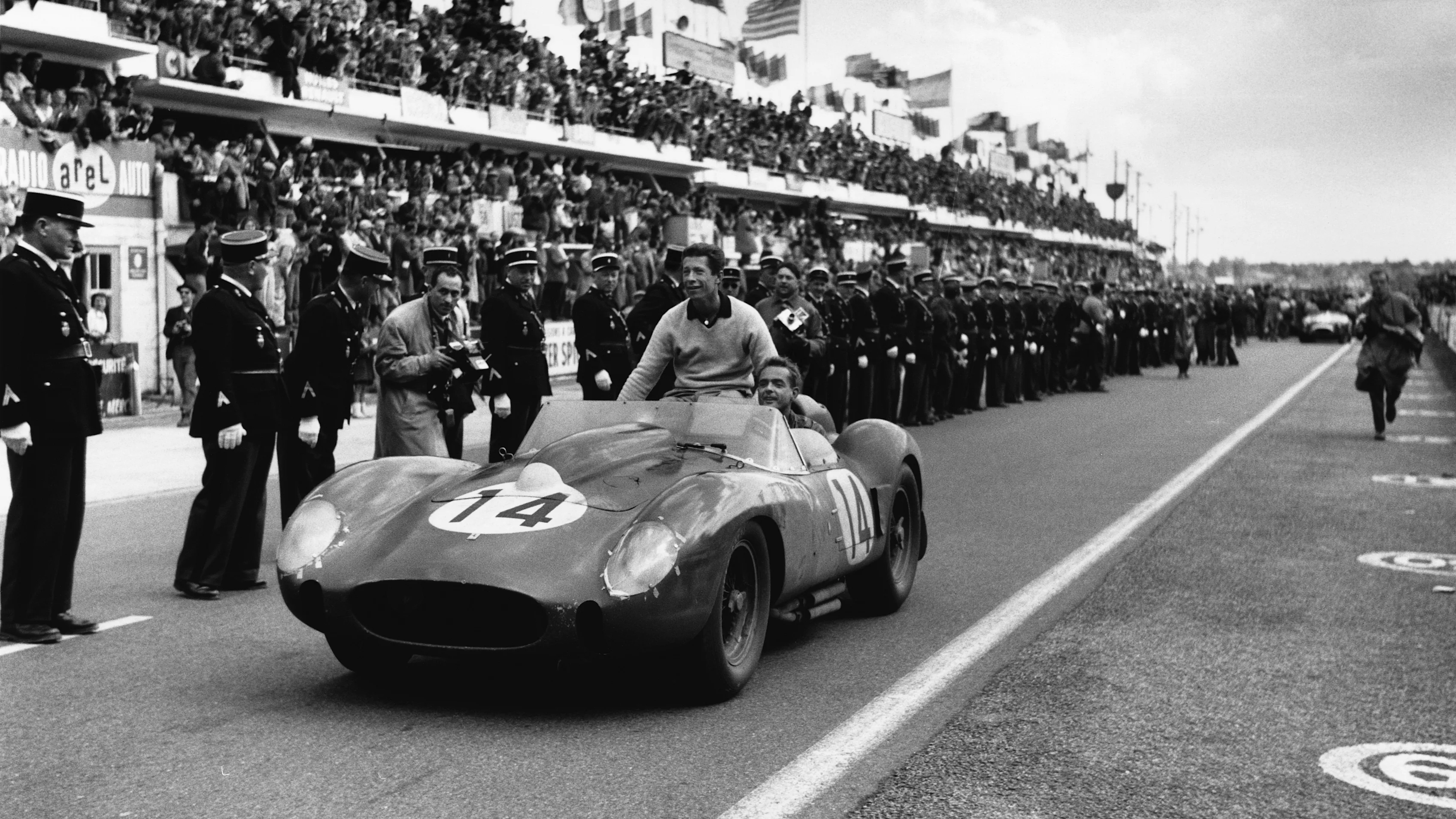 7918F_14_LM58.JPG

1958 Le Mans 24 hours, Le Mans, France.
22 June 1958.
Olivier Gendebien (right)
