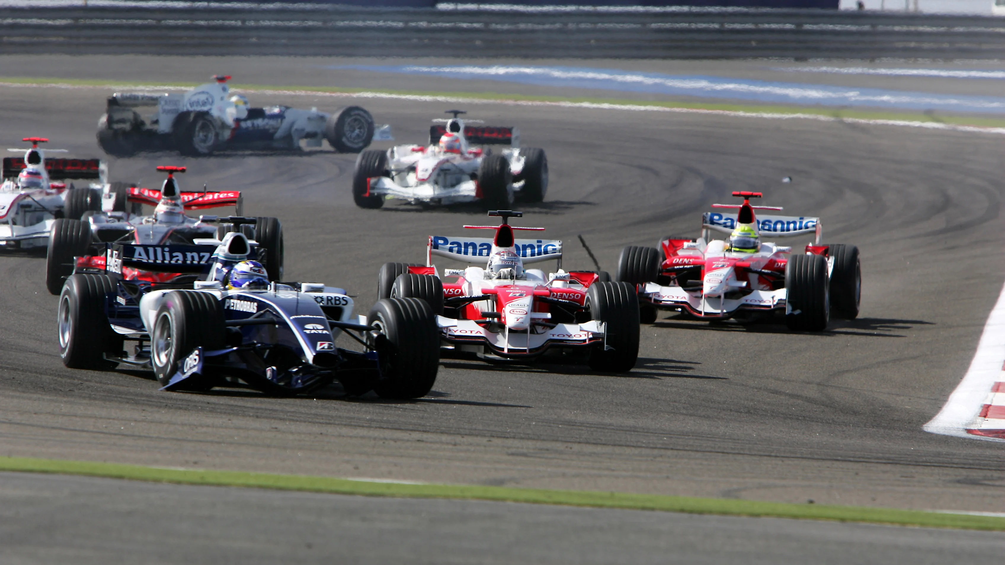 Nico Rosberg (Williams) races on with a damaged front wing after tapping Nick Hedifeld (BMW-Sauber) into a spin at the first corner. 2006 Bahrain Grand Prix, 
Bahrain International Circuit, Sakhir, Bahrain, 9th - 12th March 2006. © LAT Photographic