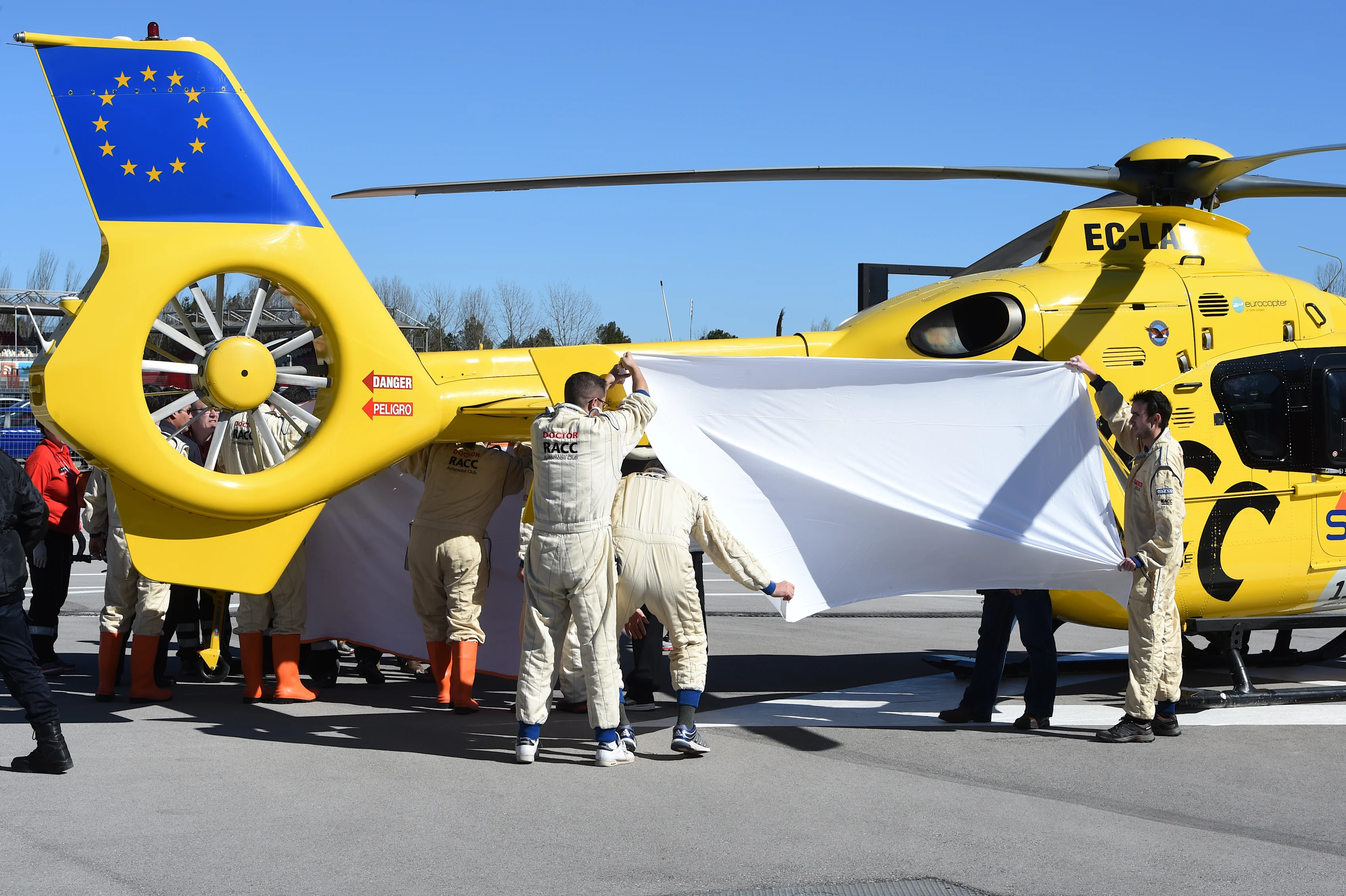 Fernando Alonso (ESP) McLaren is flown by helicopter to hospital after crashing at Formula One Testing, Day Four, Barcelona, Spain, 22 February 2015.