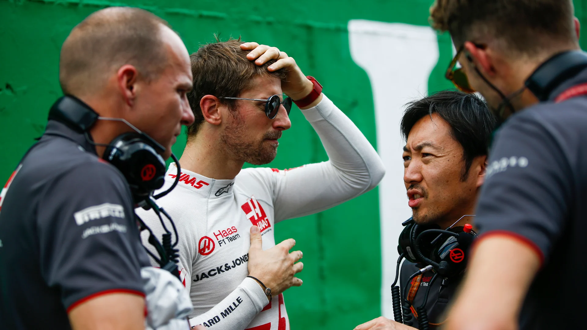 AUTÃ³DROMO JOSÃ© CARLOS PACE, BRAZIL - NOVEMBER 11: Romain Grosjean, Haas F1 Team, talks to Ayao