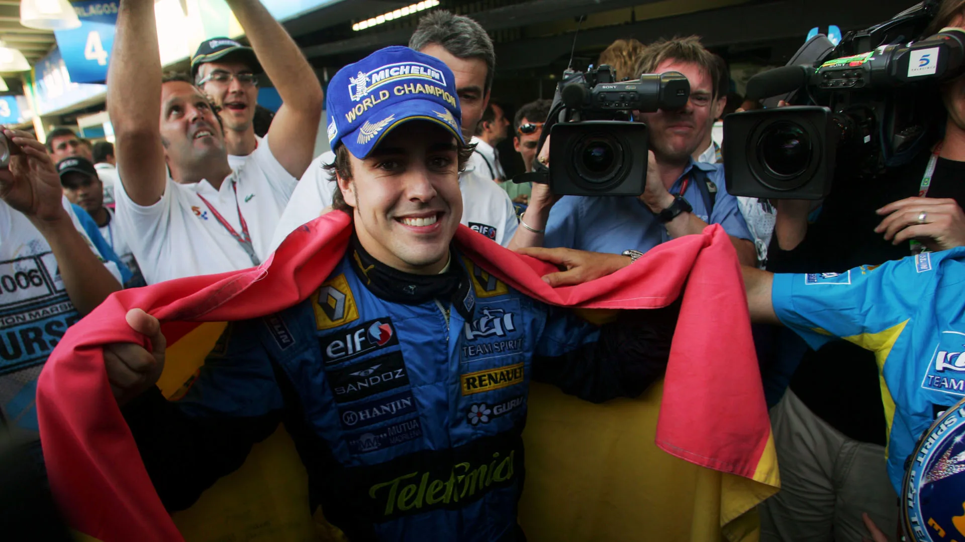 World Champion Fernando Alonso (ESP) Renault celebrates with the team.  Formula One World