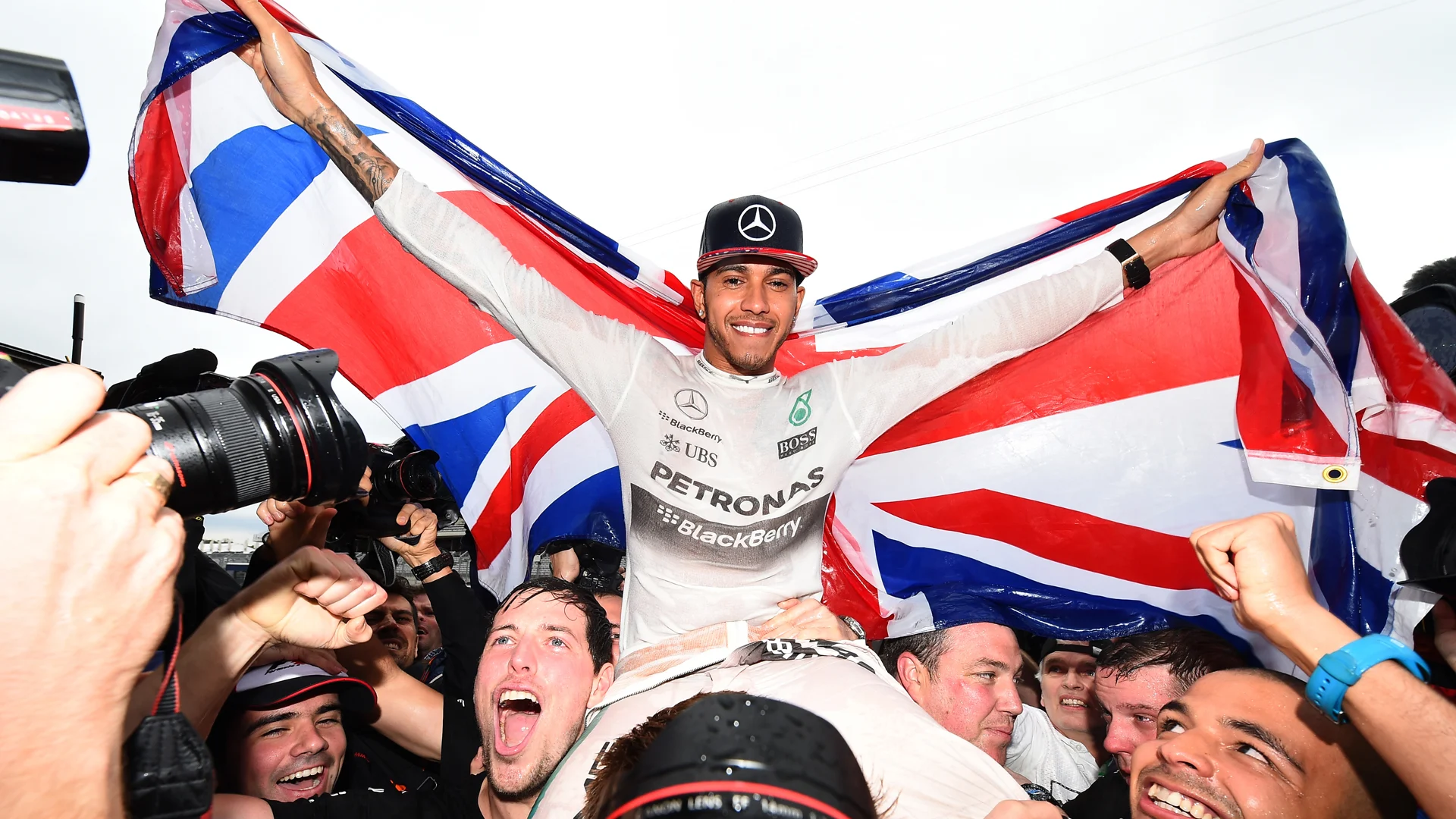 Race winner and new World Champion Lewis Hamilton (GBR) Mercedes AMG F1 celebrates with the team at