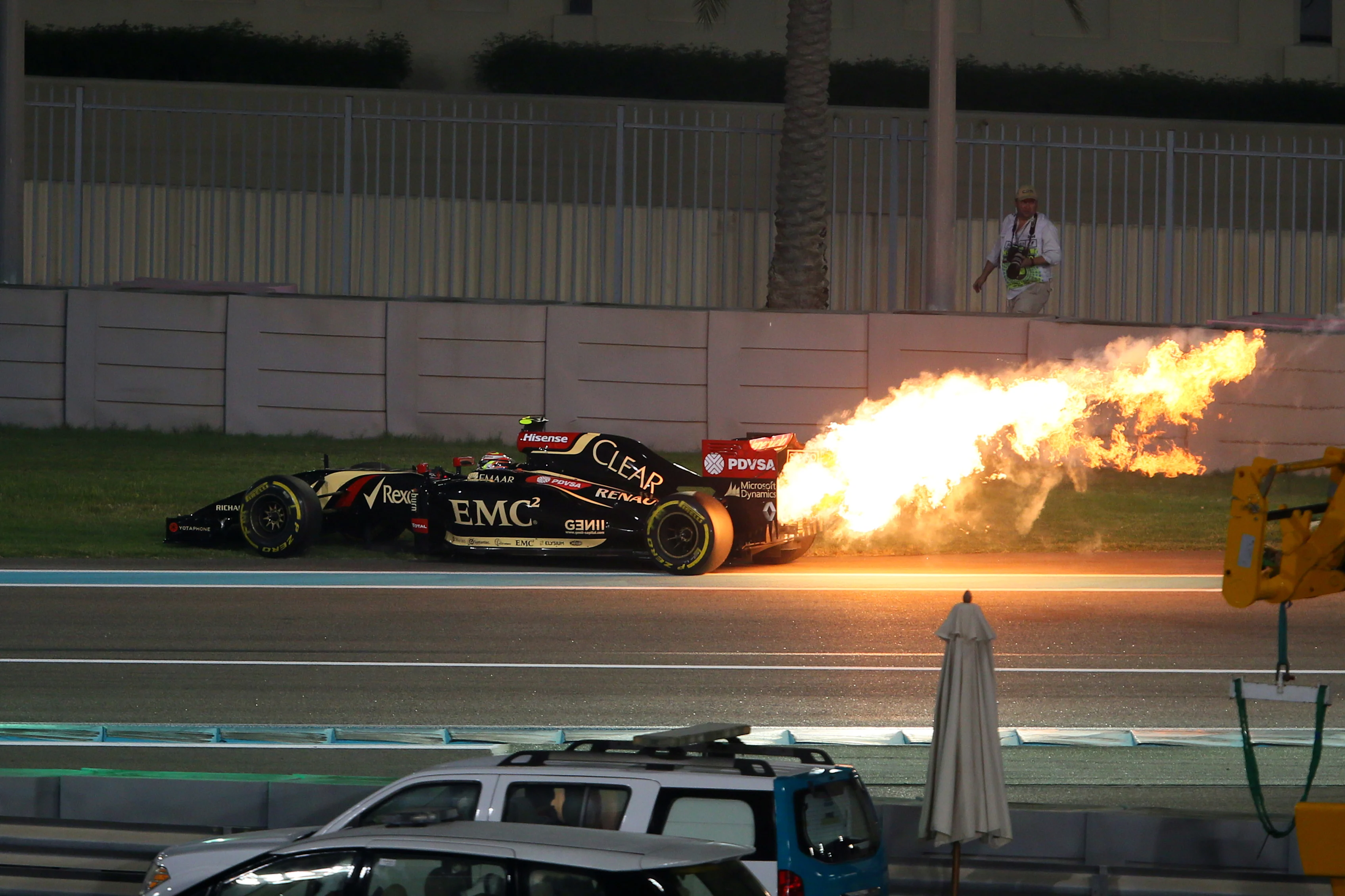 Pastor Maldonado (VEN) Lotus E22 retires with an engine fire. Formula One World Championship,