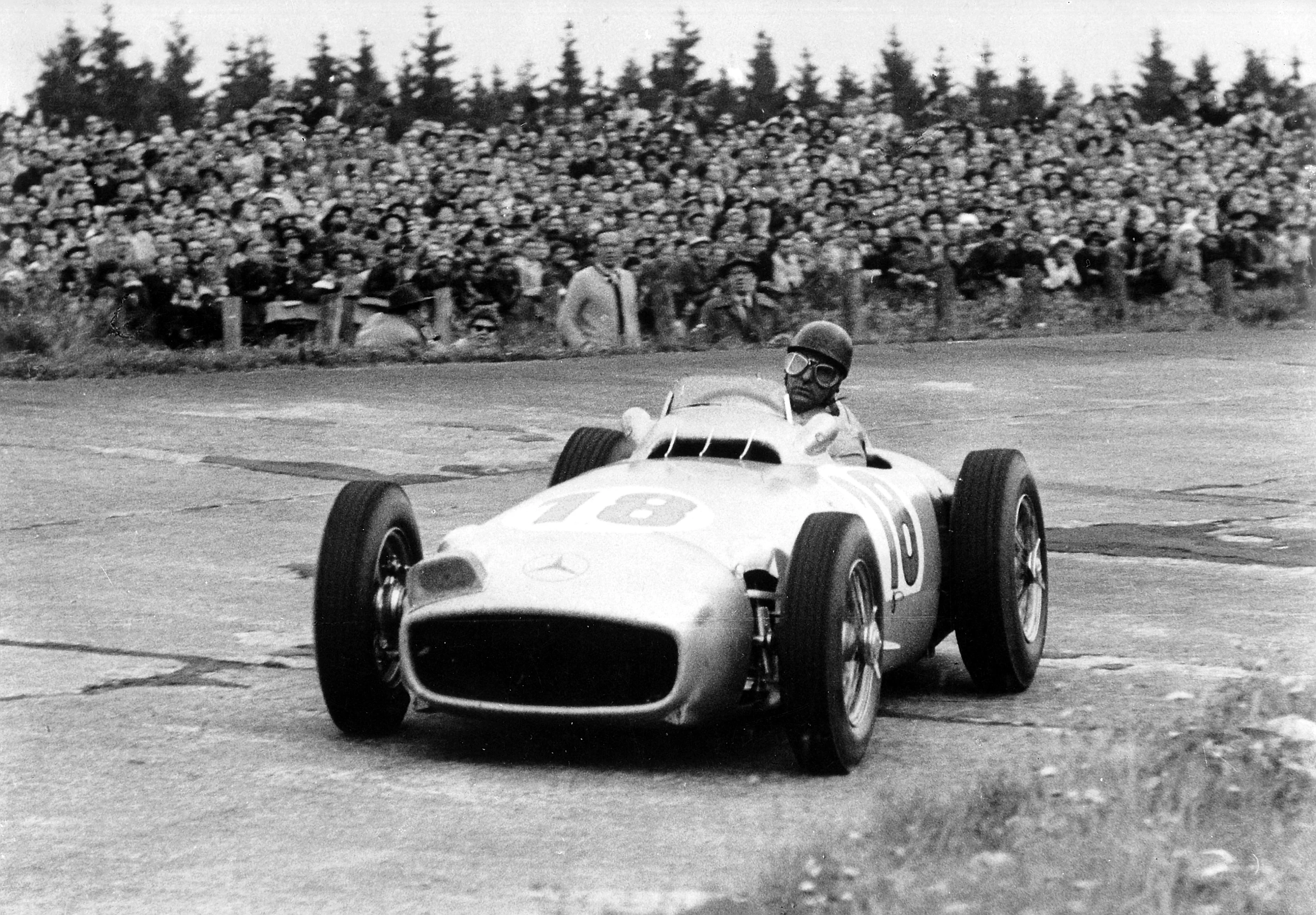 Juan Manuel Fangio siegt beim GroÃen Preis von Deutschland am 1. August 1954 auf dem Nürburgring.