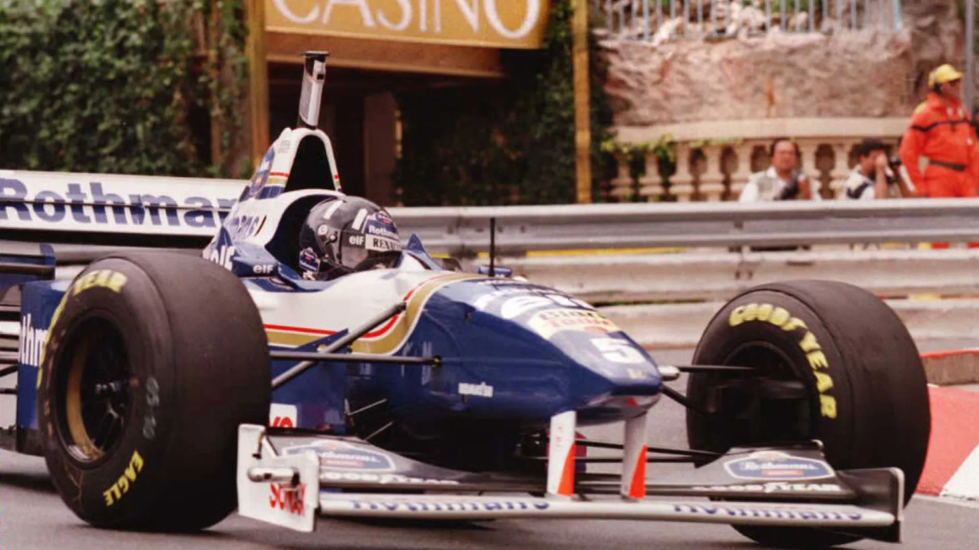 Briton Damon Hill steers his Williams-Renault in a curve 16 May during the first free practice