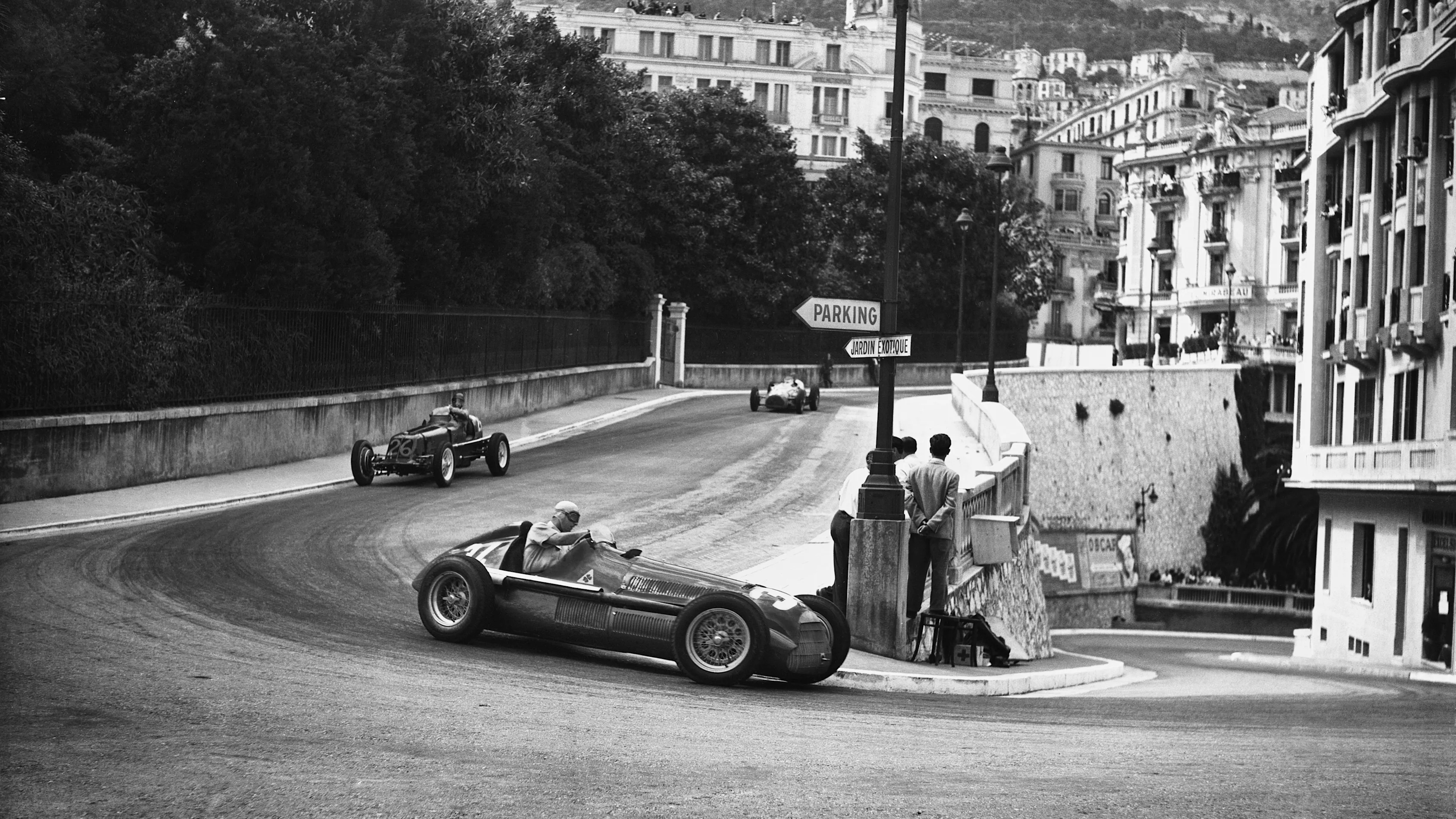 Monte Carlo, Monaco. 18-21 May 1950.  Juan Manuel Fangio (Alfa Romeo 158) leads Bob Gerard (ERA