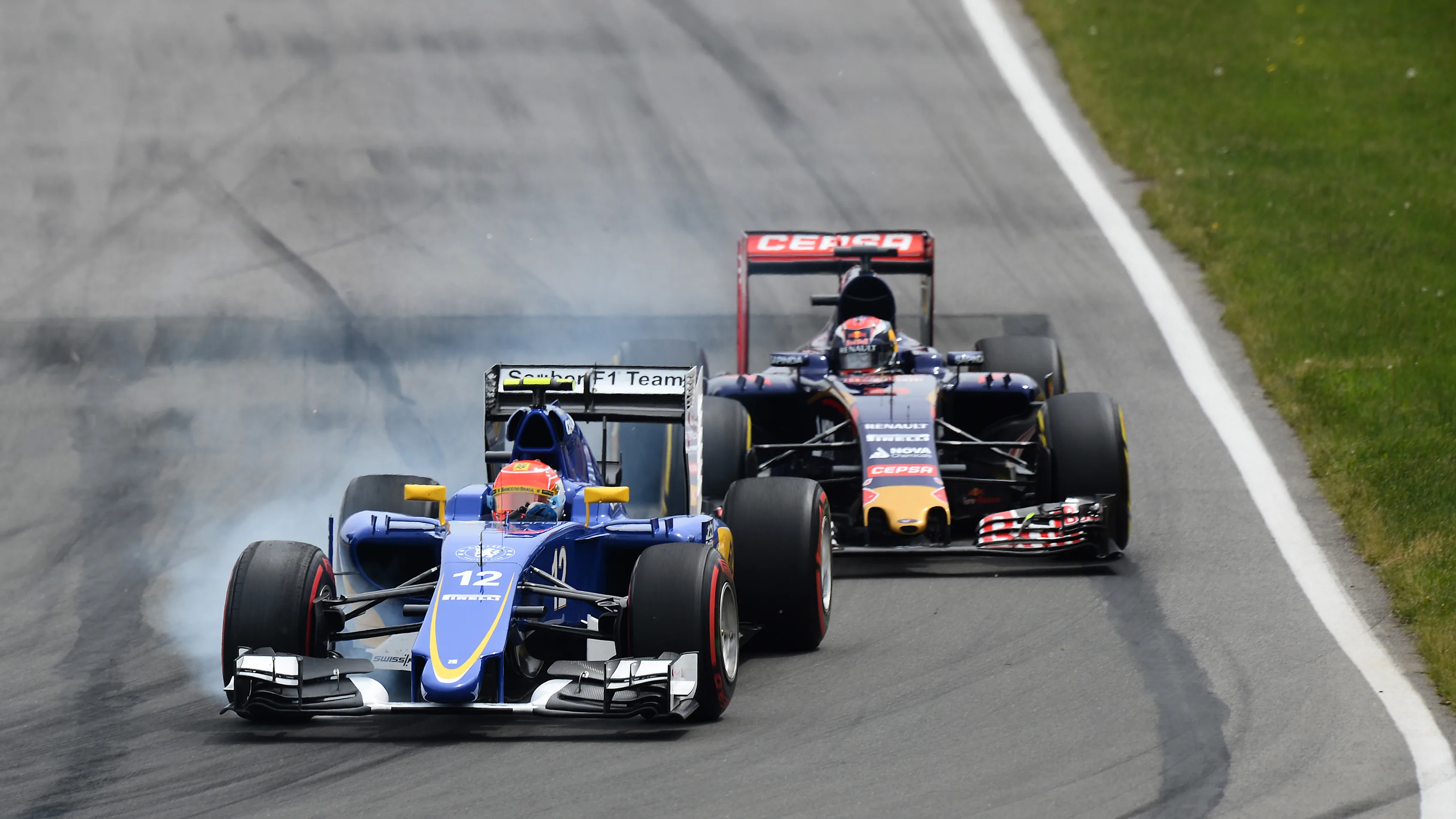 Felipe Nasr (BRA) Sauber C34 locks up in front of Max Verstappen (NDL) Scuderia Toro Rosso STR10 at